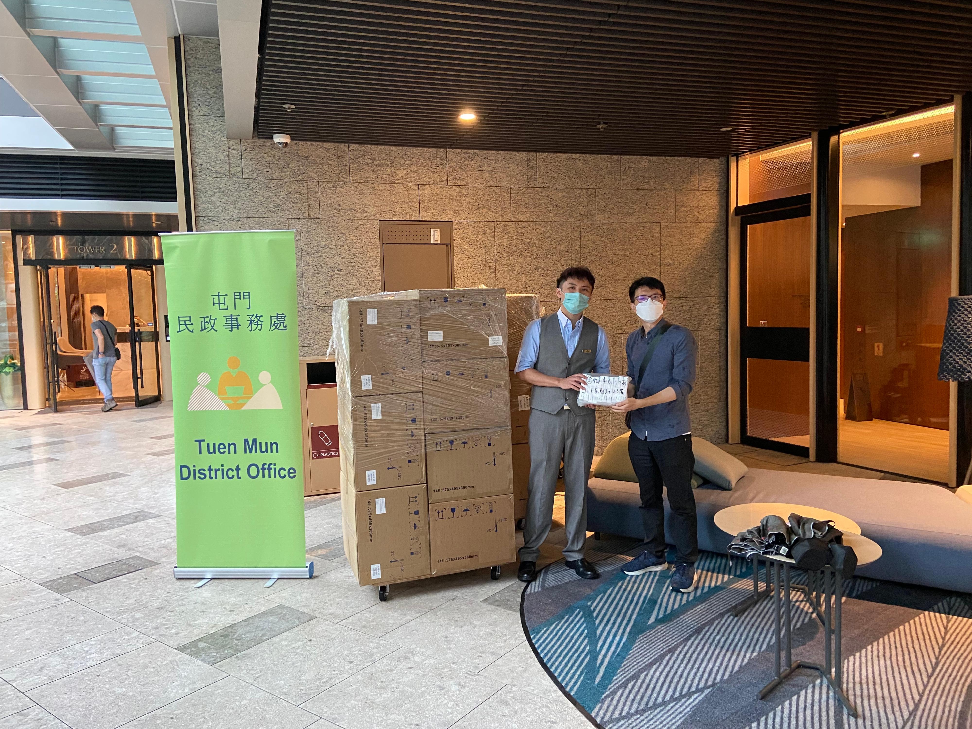 The Tuen Mun District Office today (May 12) distributed COVID-19 rapid test kits to households, cleansing workers and property management staff living and working in Mount Regency and Mount Regency Phase II for voluntary testing through the property management company.