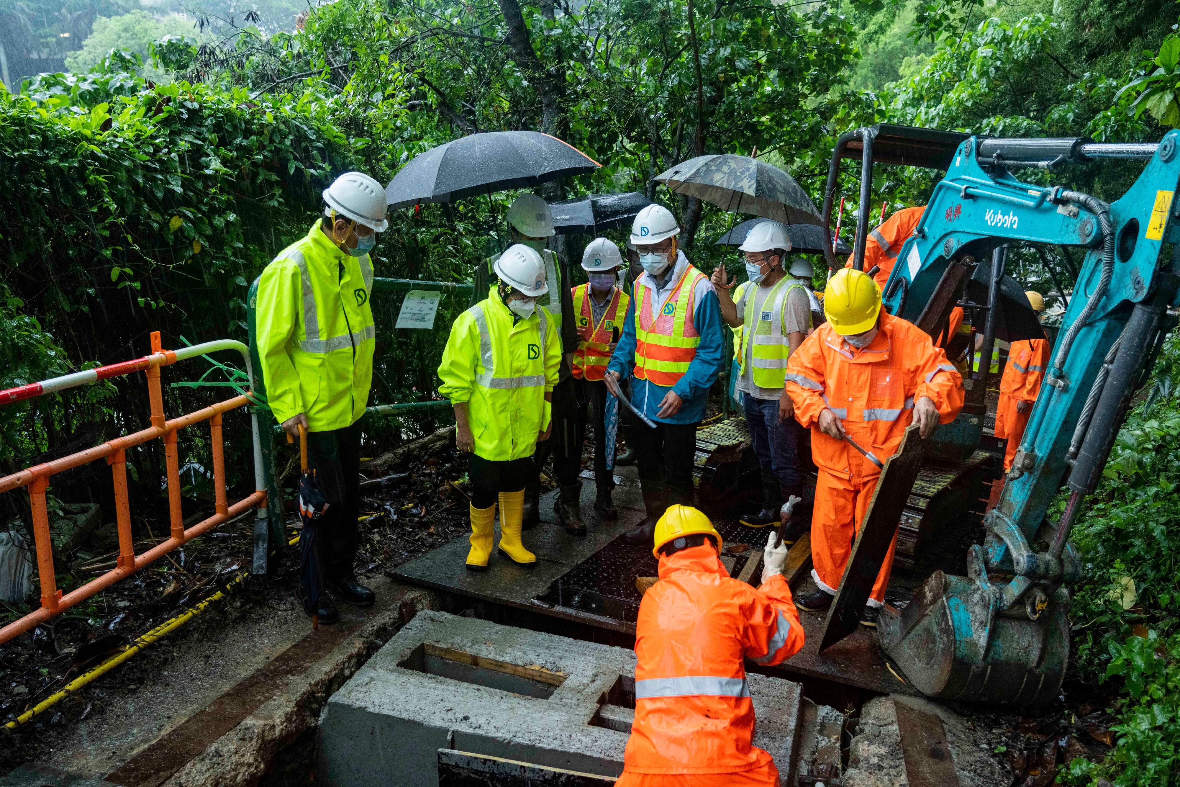 渠务署署长彭雅妮（左二） 今日（五月十二日）视察位于薄扶林村水浸黑点的雨水排放改善工程。