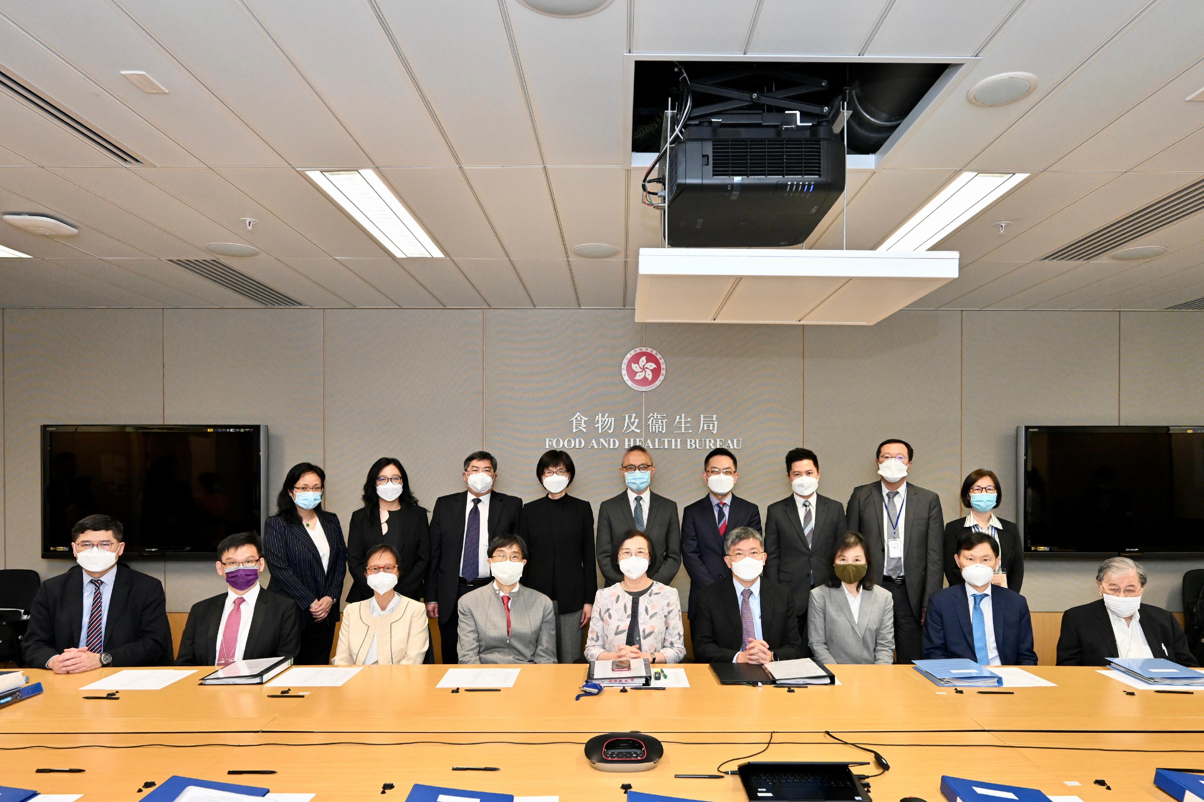 The Food and Health Bureau today (May 12) convened the seventh meeting of the High Level Steering Committee on Antimicrobial Resistance. Photo shows the Secretary for Food and Health, Professor Sophia Chan (front row, centre); the Permanent Secretary for Food and Health (Health), Mr Thomas Chan (front row, fourth right); the Permanent Secretary for Food and Health (Food), Miss Vivian Lau (back row, fourth left); members of the Committee, Ms Sabrina Chan (front row, third right) and Professor Yuen Kwok-yung (front row, fourth left); institutional members of the Committee and other officials taking a group photo before the meeting.
