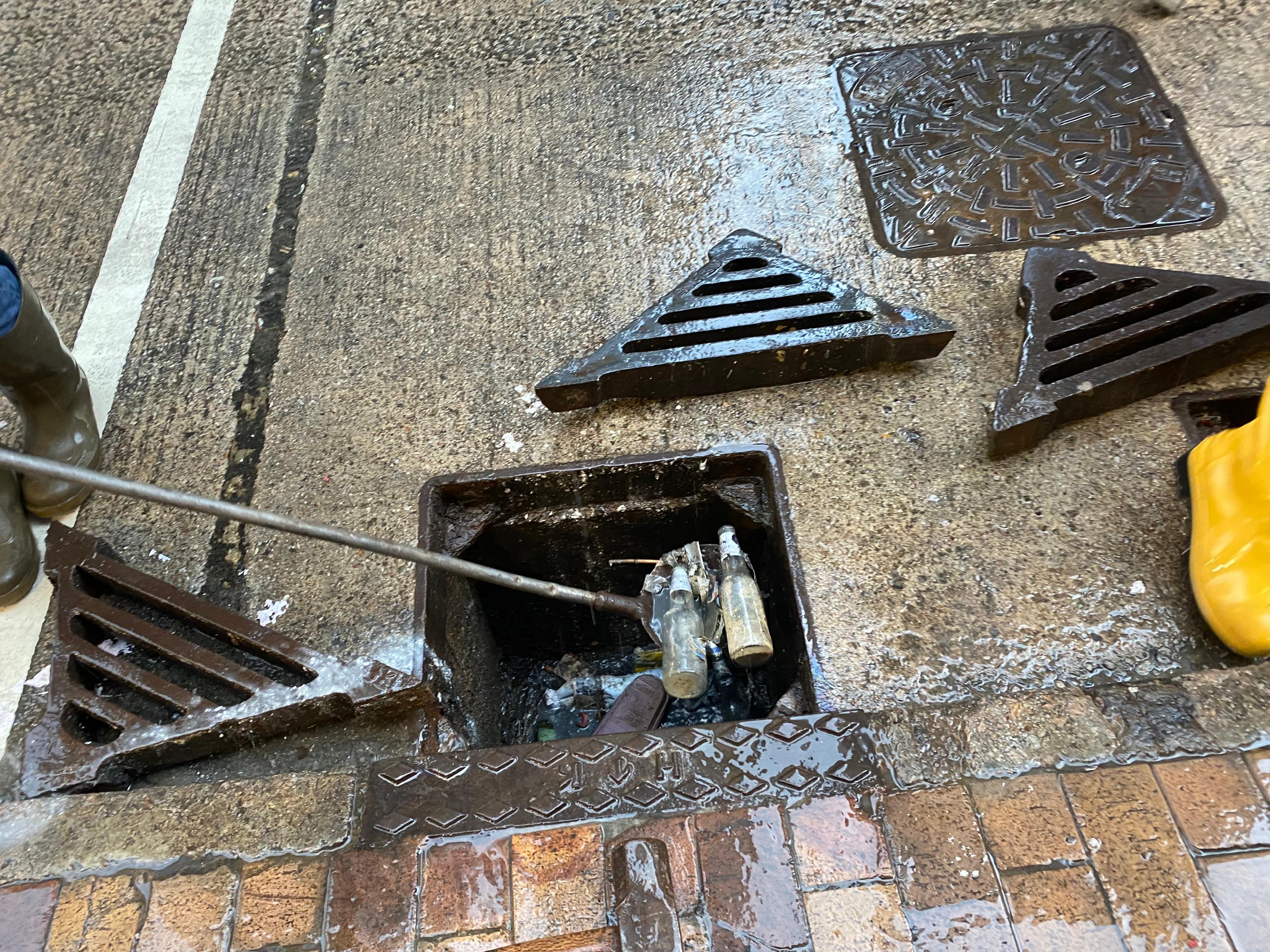 Frontline colleagues of the Drainage Services Department cleared a large amount of debris from the gullies at Shau Kei Wan Main Street East today (May 12).