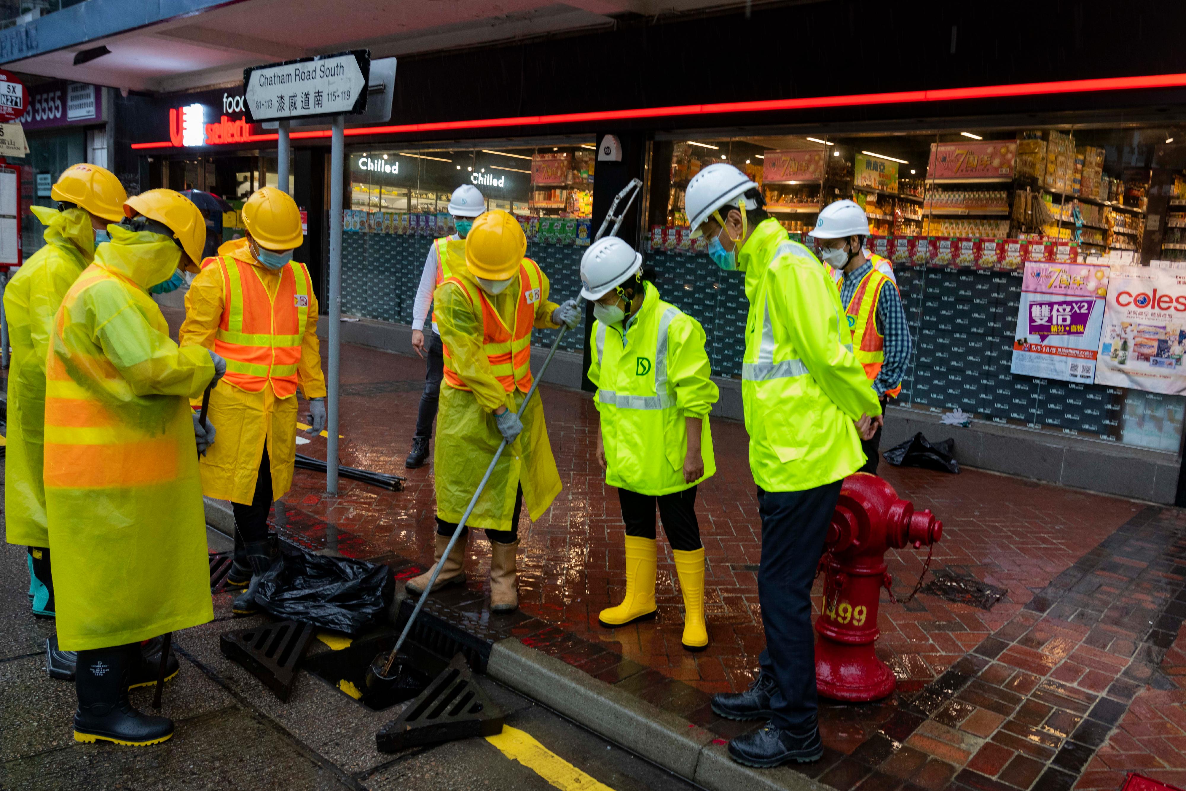 The Director of Drainage Services, Ms Alice Pang (second right), today (May 12) inspected the gullies cleansing works at the flooding blackspot at Chatham Road South, Tsim Sha Tsui.
