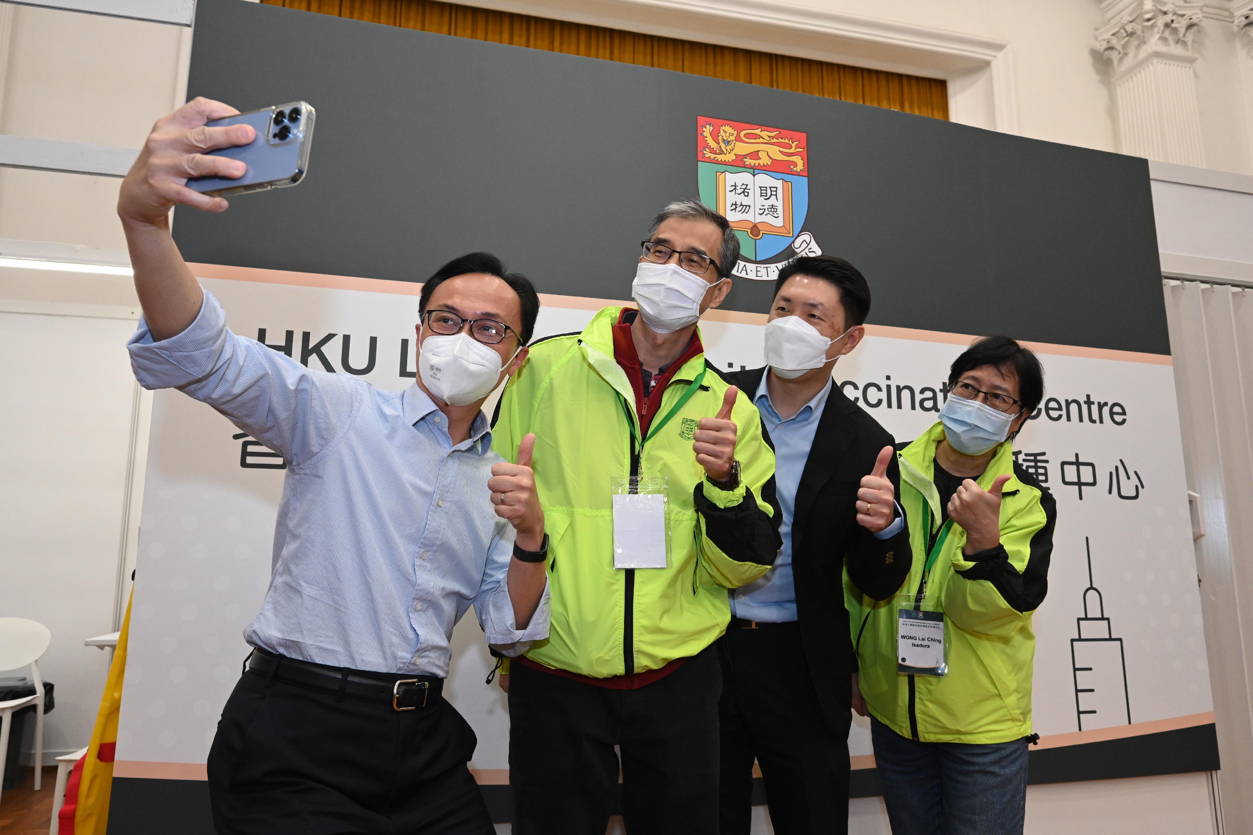 The Secretary for the Civil Service, Mr Patrick Nip, today (May 13) visited the Community Vaccination Centre (CVC) at Loke Yew Hall of the University of Hong Kong (HKU) to inspect its operation and express gratitude to the medical team and administrative support staff. Photo shows Mr Nip (first left); the Doctor-in-charge of the CVC at Loke Yew Hall of HKU, Professor Ivan Hung (second right); and staff of the medical team of the CVC showing support for the COVID-19 Vaccination Programme.