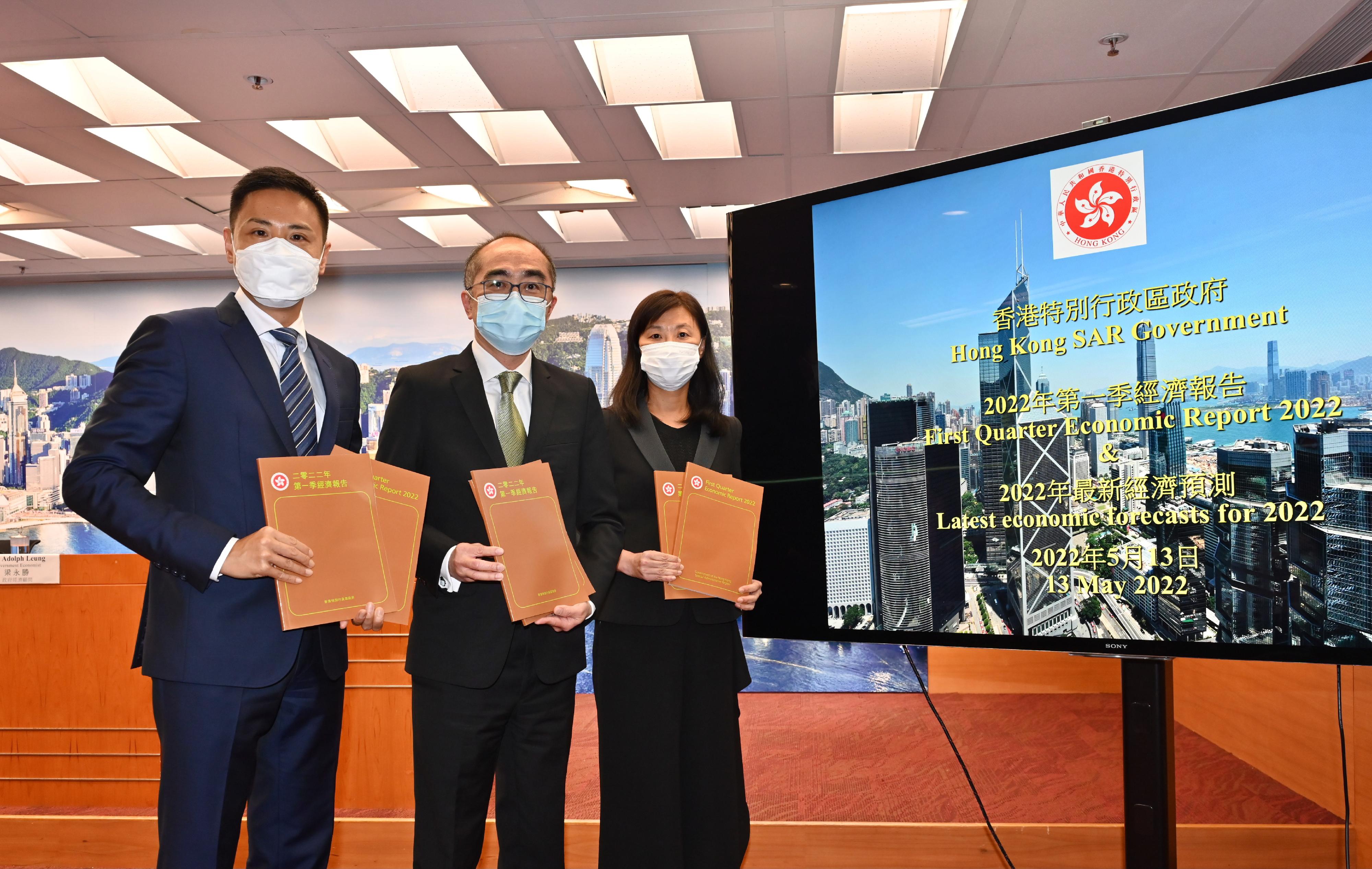 The Government Economist, Mr Adolph Leung (centre), presents the First Quarter Economic Report 2022 at a press conference today (May 13). Also present are the Deputy Government Economist, Mr Desmond Hou (left), and Assistant Commissioner for Census and Statistics Ms Wendy Hung (right).