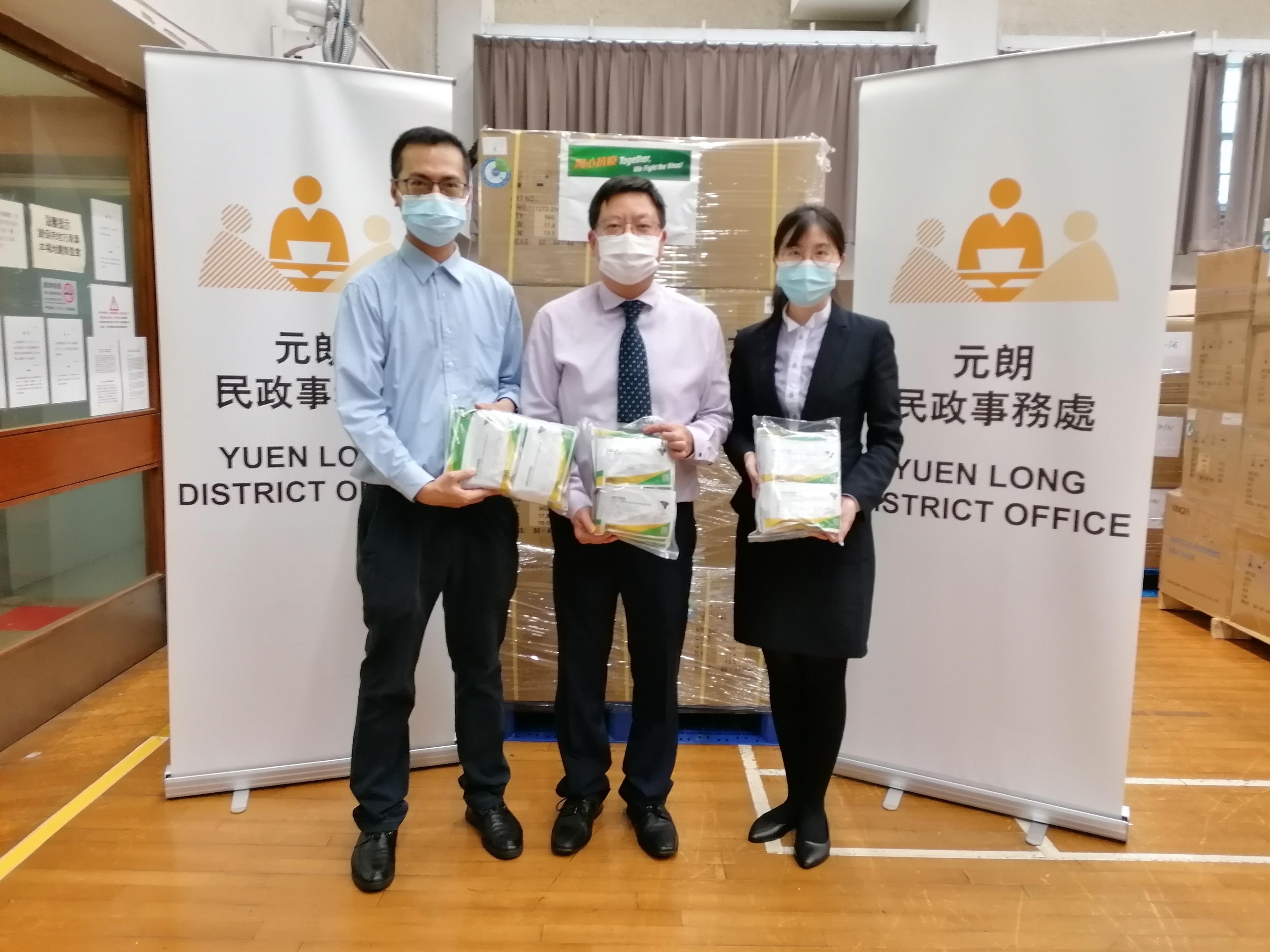 The Yuen Long District Office today (May 13) distributed COVID-19 rapid test kits to households, cleansing workers and property management staff living and working in Tin Shing Court for voluntary testing through the property management company.