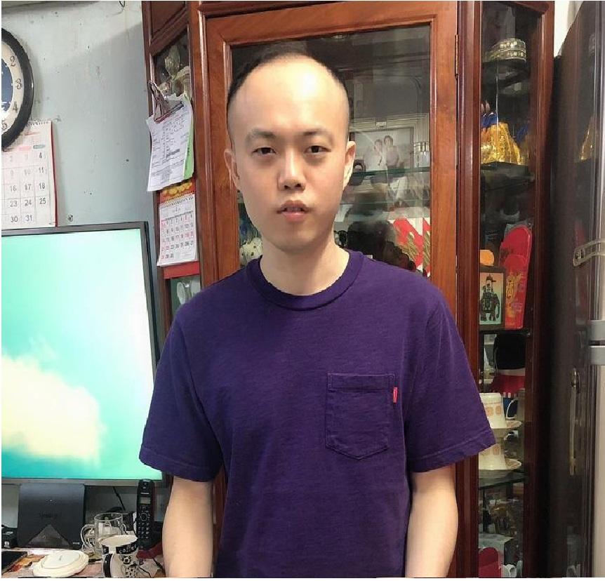 Cheung Kwok-kei, aged 37, is about 1.64 metres tall, 60 kilograms in weight and of thin build. He has a pointed face with yellow complexion and hair with male-pattern baldness. He was last seen wearing a dark green top, black trousers, white sports shoes and a black cap.
