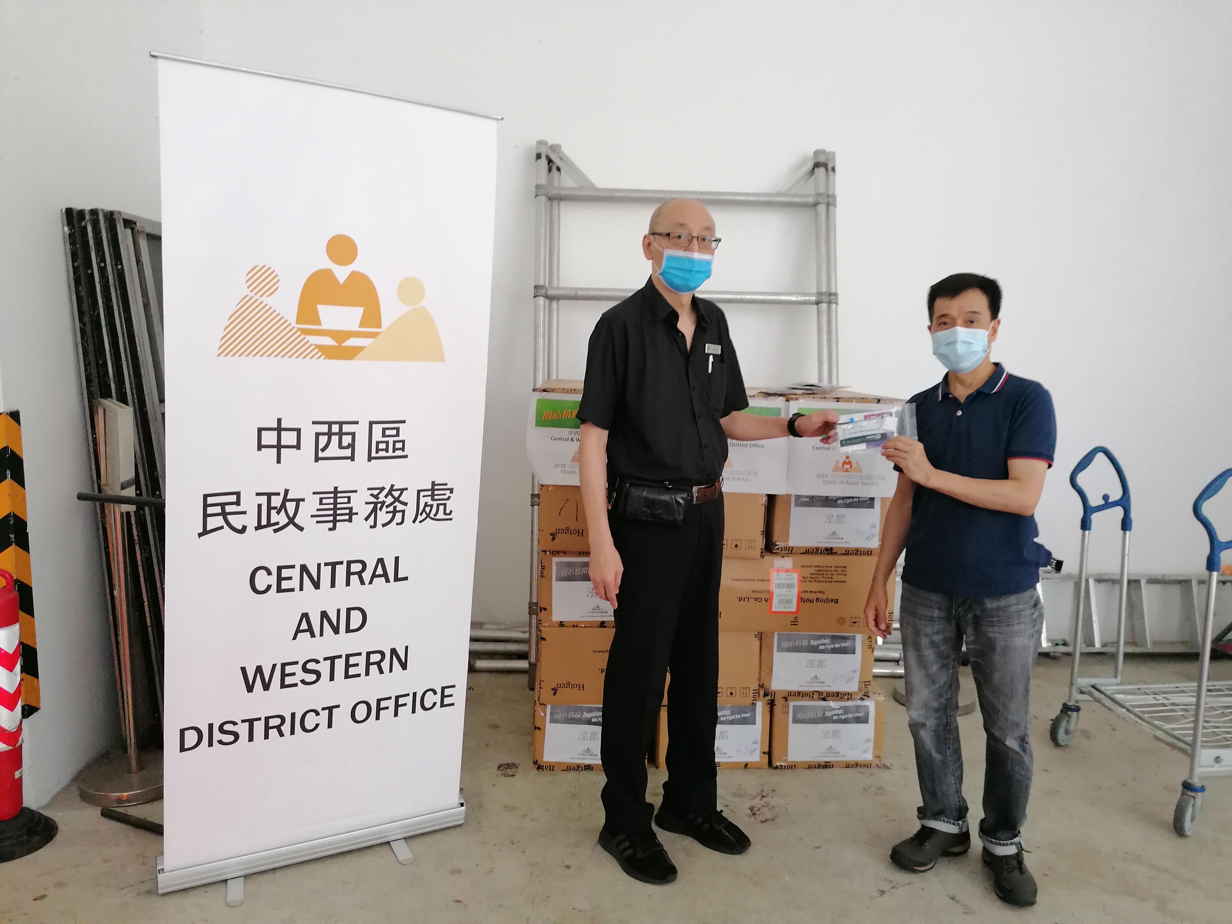 The Central and Western District Office today (May 14) distributed COVID-19 rapid test kits to households, cleansing workers and property management staff living and working in Block 1, The Merton for voluntary testing through the property management company.
