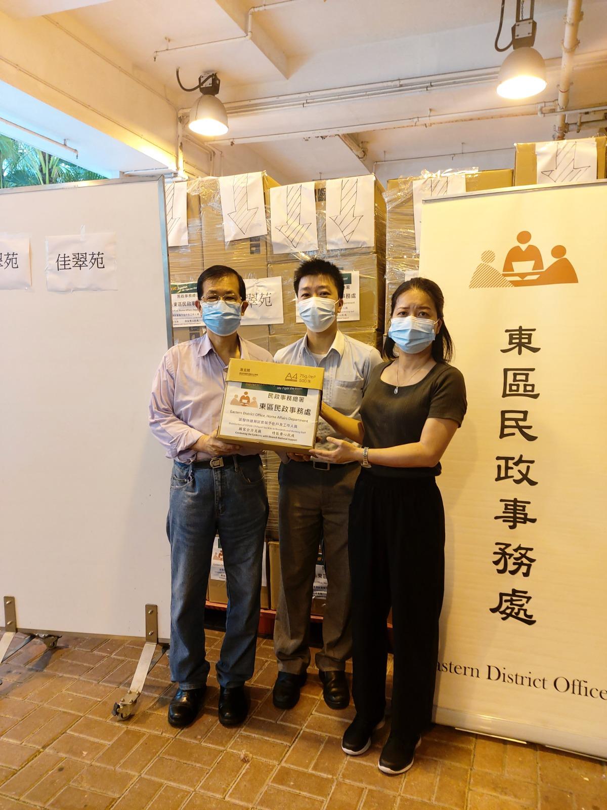 The Eastern District Office today (May 15) distributed COVID-19 rapid test kits to households, cleansing workers and property management staff living and working in Kai Tsui Court for voluntary testing through the property management company.