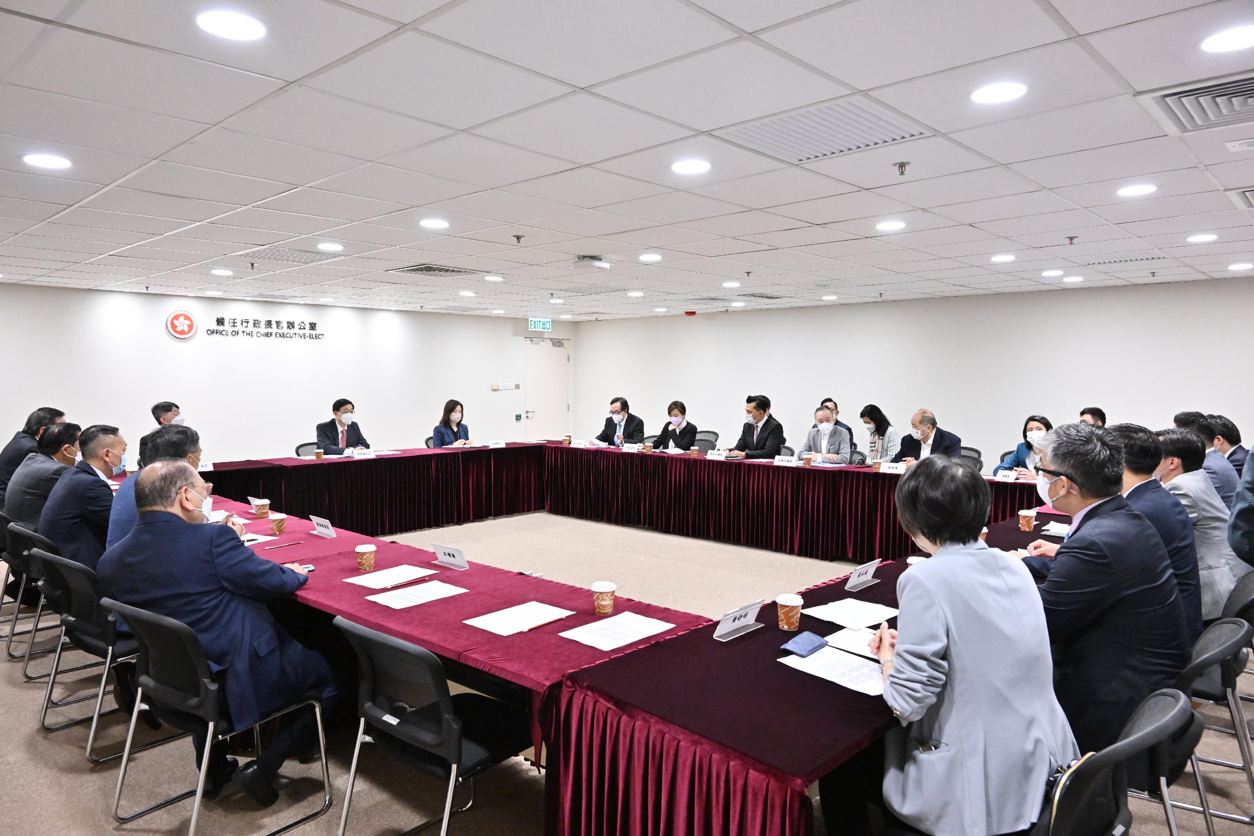 行政長官當選人李家超五月十六日與香港經濟民生聯盟立法會議員會面。