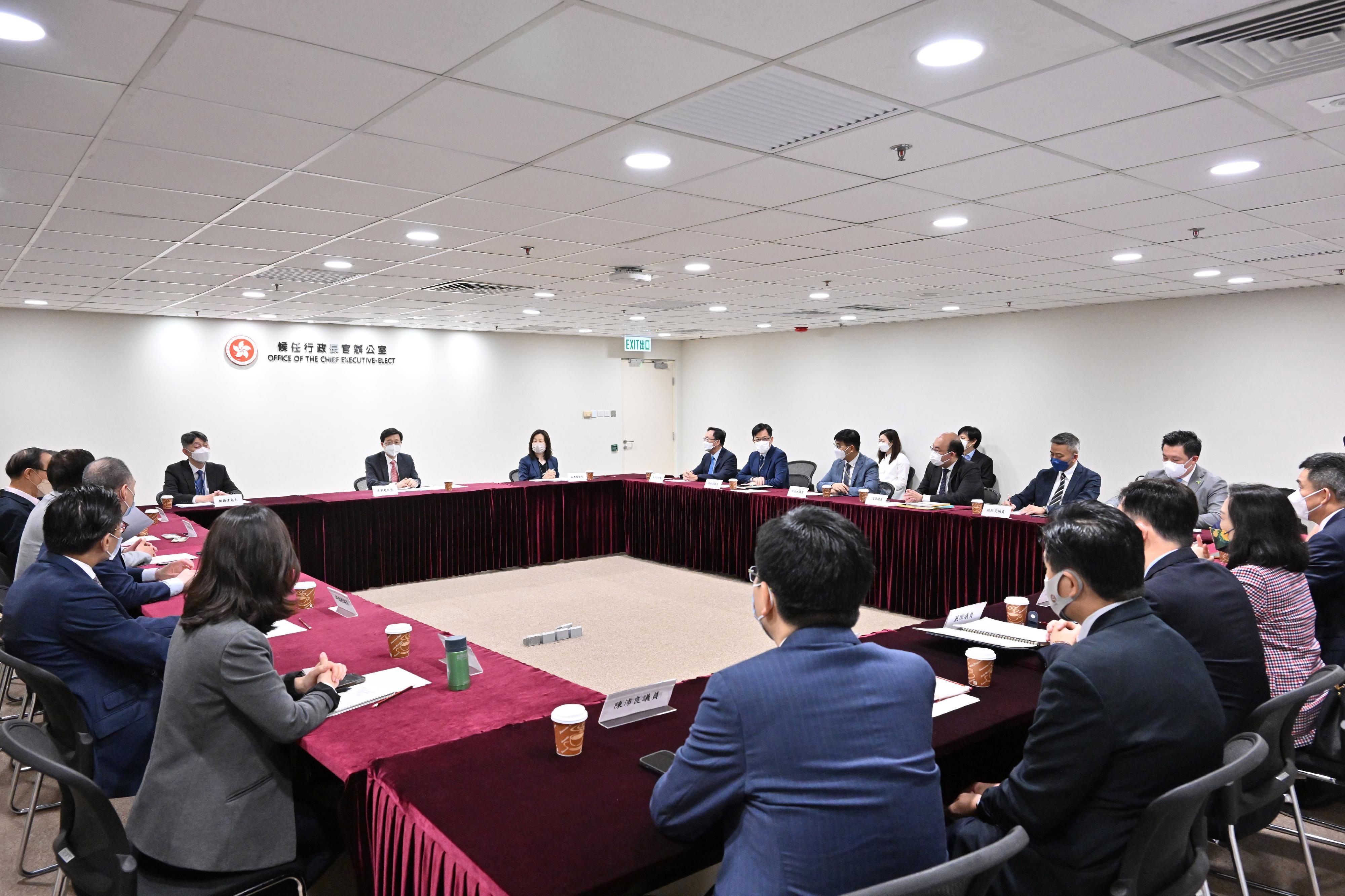行政長官當選人李家超五月十六日與G19立法會議員會面。