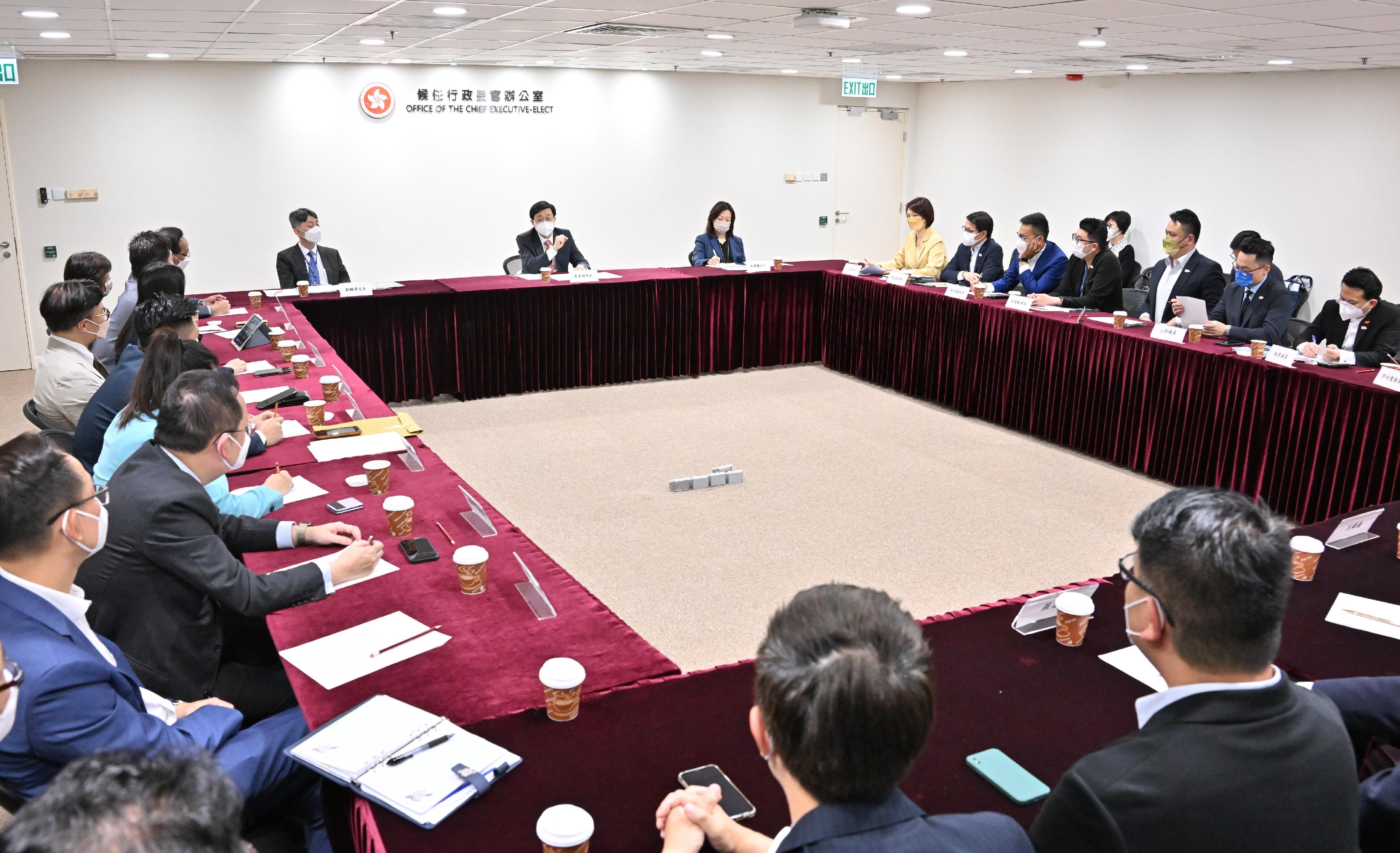 行政長官當選人李家超五月十六日與民主建港協進聯盟立法會議員會面。