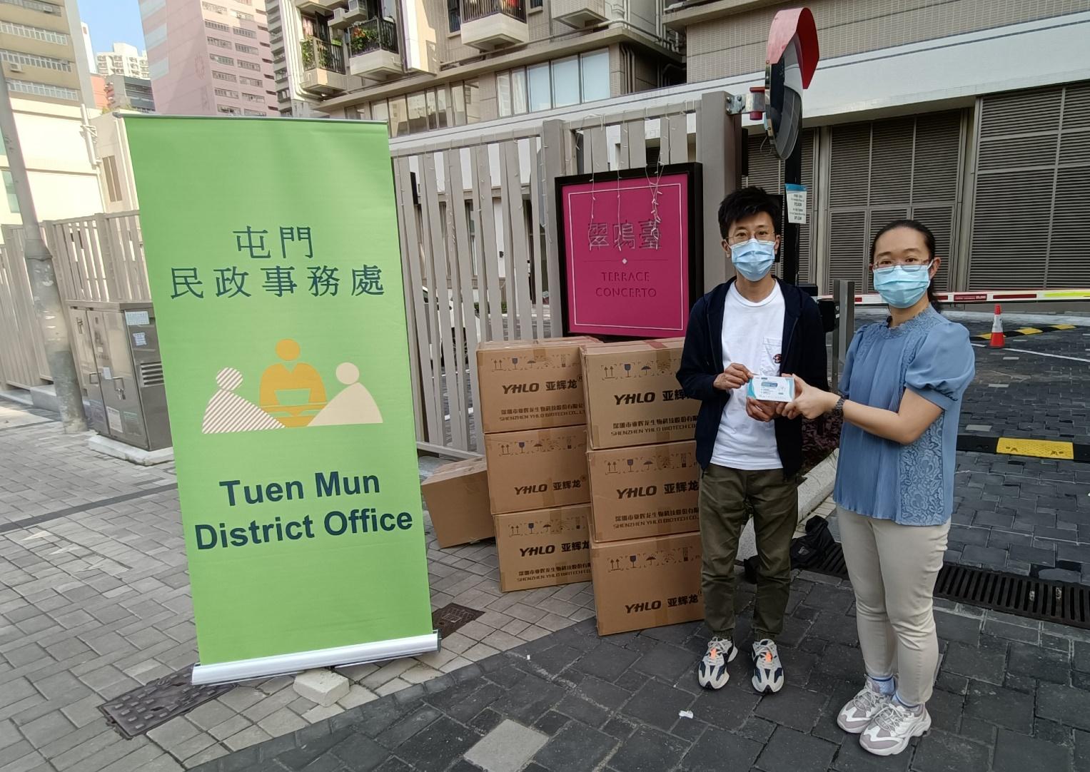 The Tuen Mun District Office today (May 18) distributed COVID-19 rapid test kits to households, cleansing workers and property management staff living and working in Terrace Concerto for voluntary testing through the property management company.