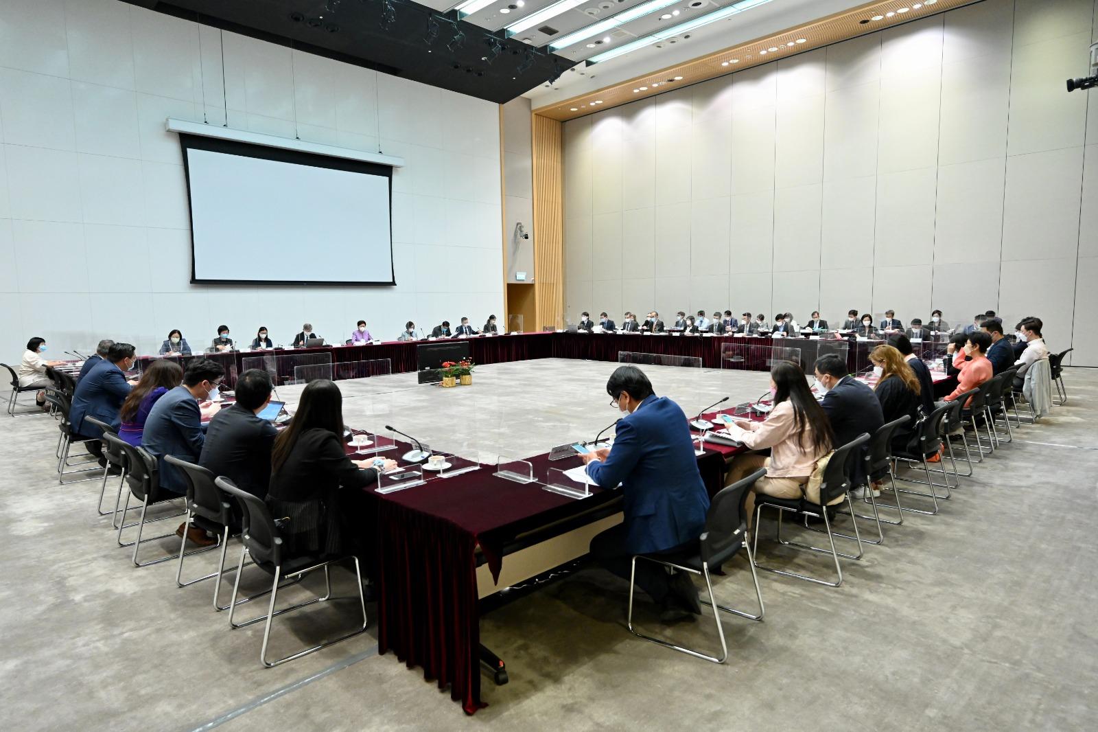 行政長官林鄭月娥今日（五月十八日）下午在政府總部主持扶貧委員會第四屆任期內的第六次會議。