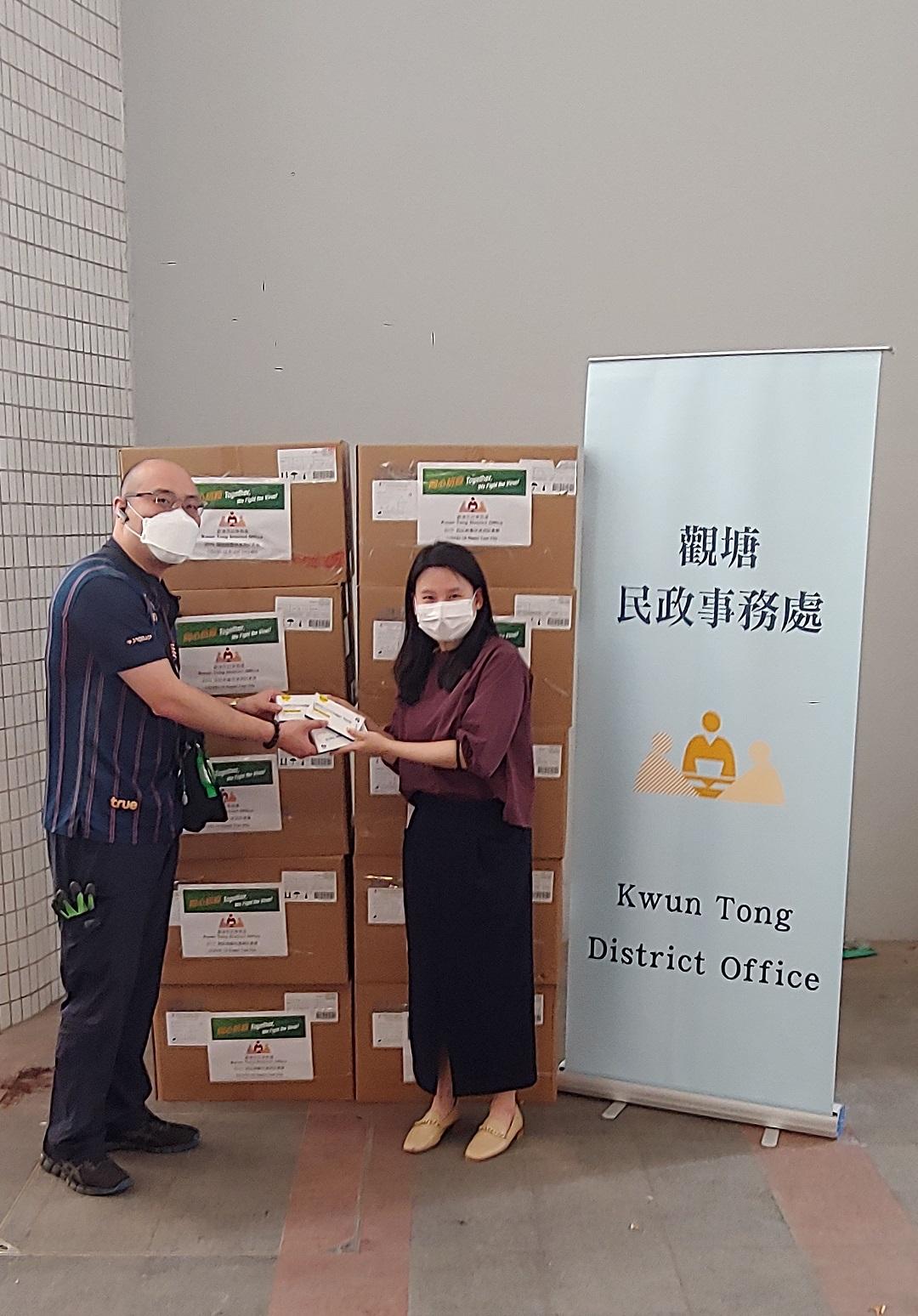 The Kwun Tong District Office today (May 19) distributed COVID-19 rapid test kits to households, cleansing workers and property management staff living and working in Choi Ha Estate for voluntary testing through the property management company.