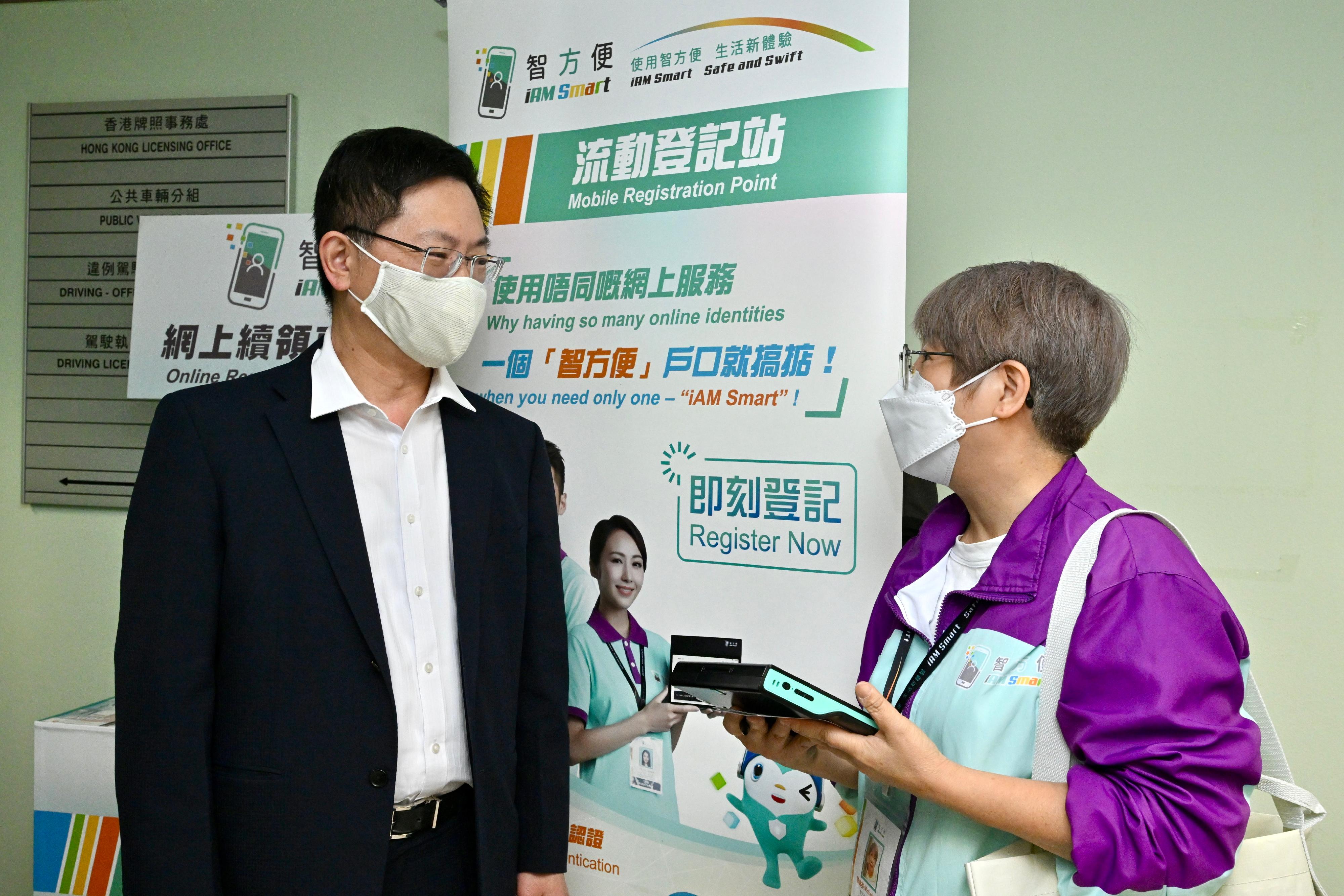 The Secretary for Innovation and Technology, Mr Alfred Sit (left), today (May 19) inspects the "iAM Smart" mobile registration team located at the Transport Department's Hong Kong Licensing Office and encourages the team to help more people register for "iAM Smart+".