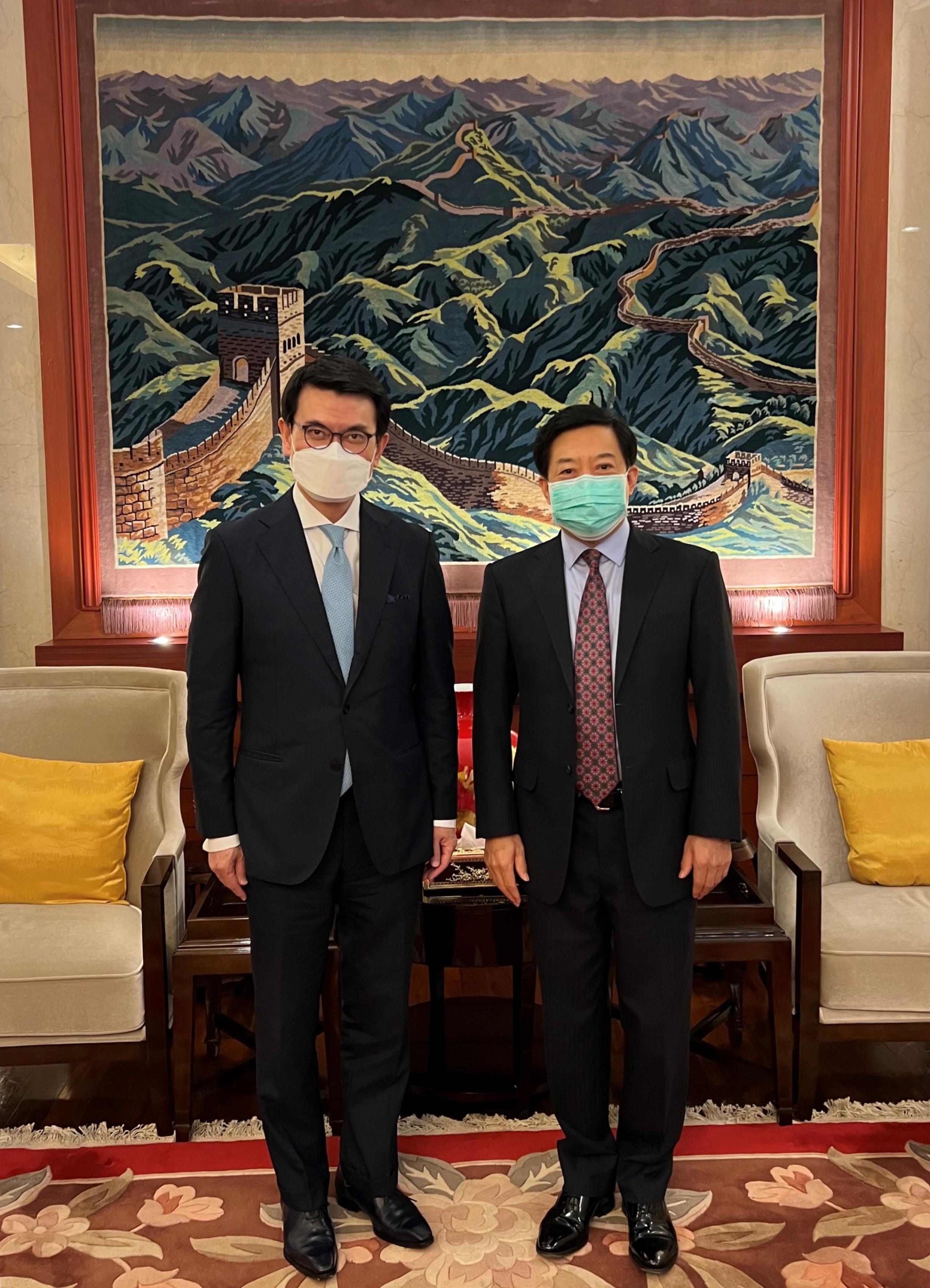 商務及經濟發展局局長邱騰華（左）今日（五月十九日）在泰國曼谷禮節性拜會中國駐泰國大使韓志強（右）。
