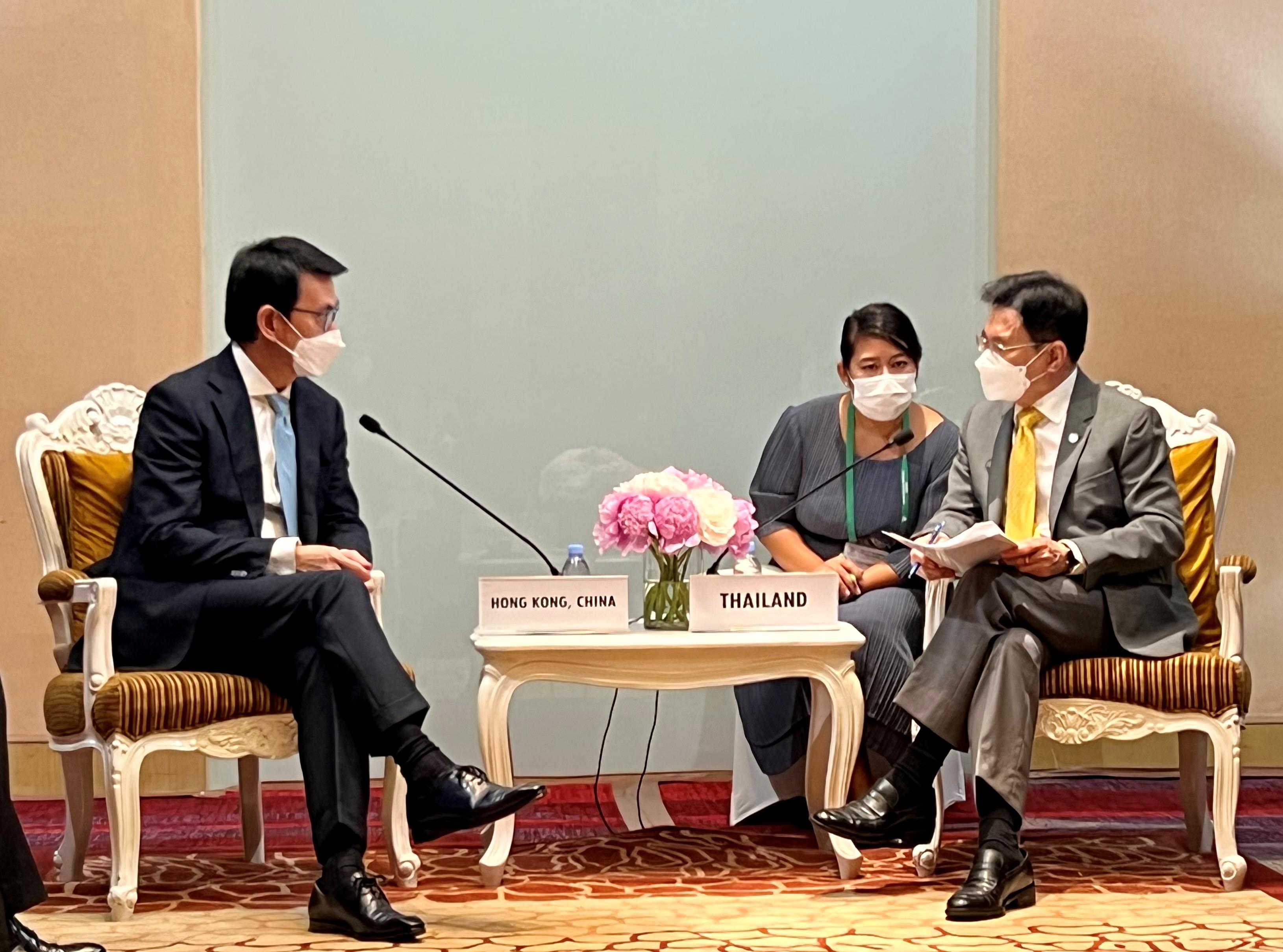 商務及經濟發展局局長邱騰華（左）今日（五月十九日）在泰國曼谷與泰國副總理兼商務部長Jurin Laksanawisit（右）會面，就經貿議題交流意見。
