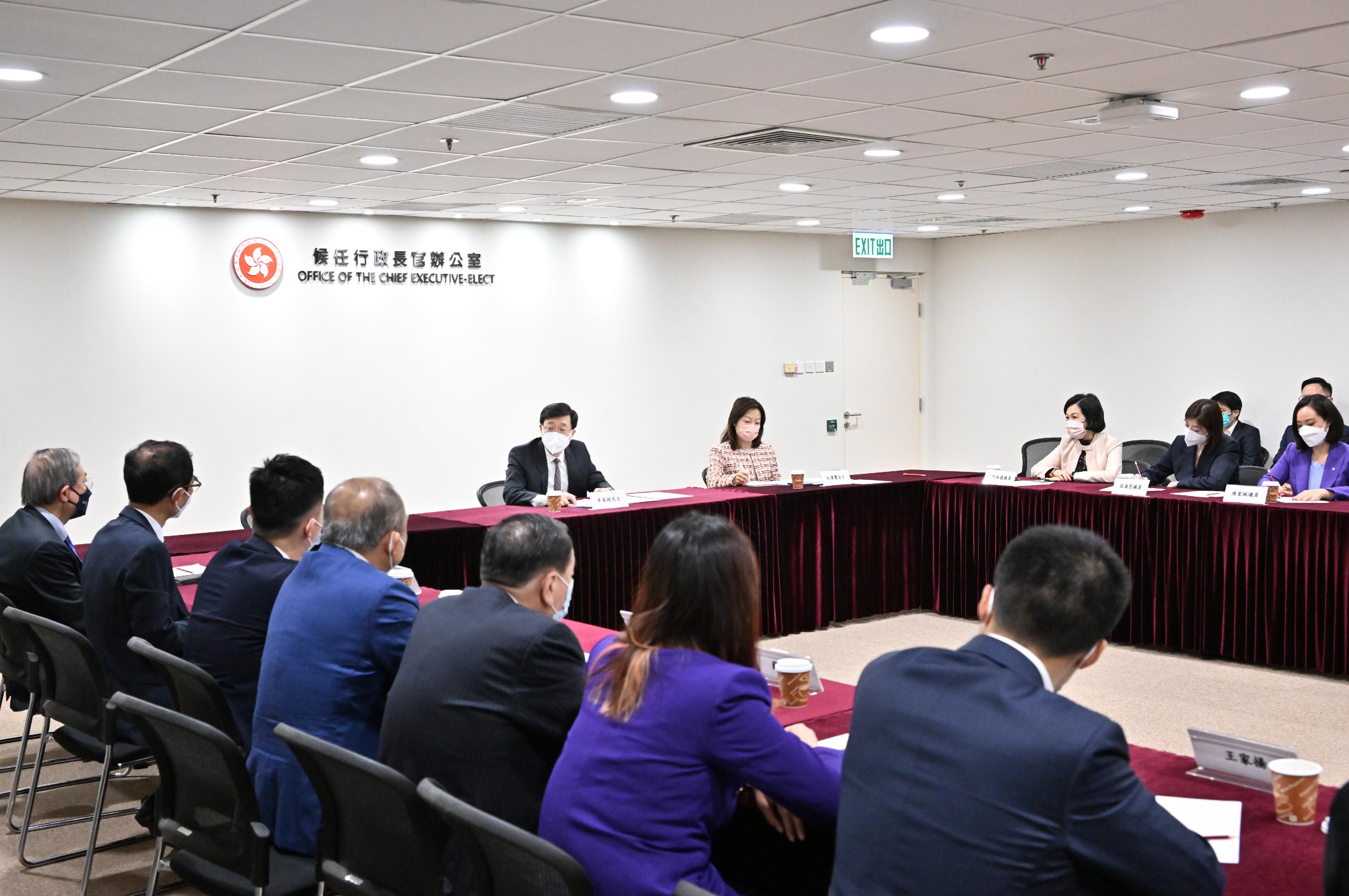 行政长官当选人李家超（右五）今日（五月十九日）与新民党的立法会议员会面。