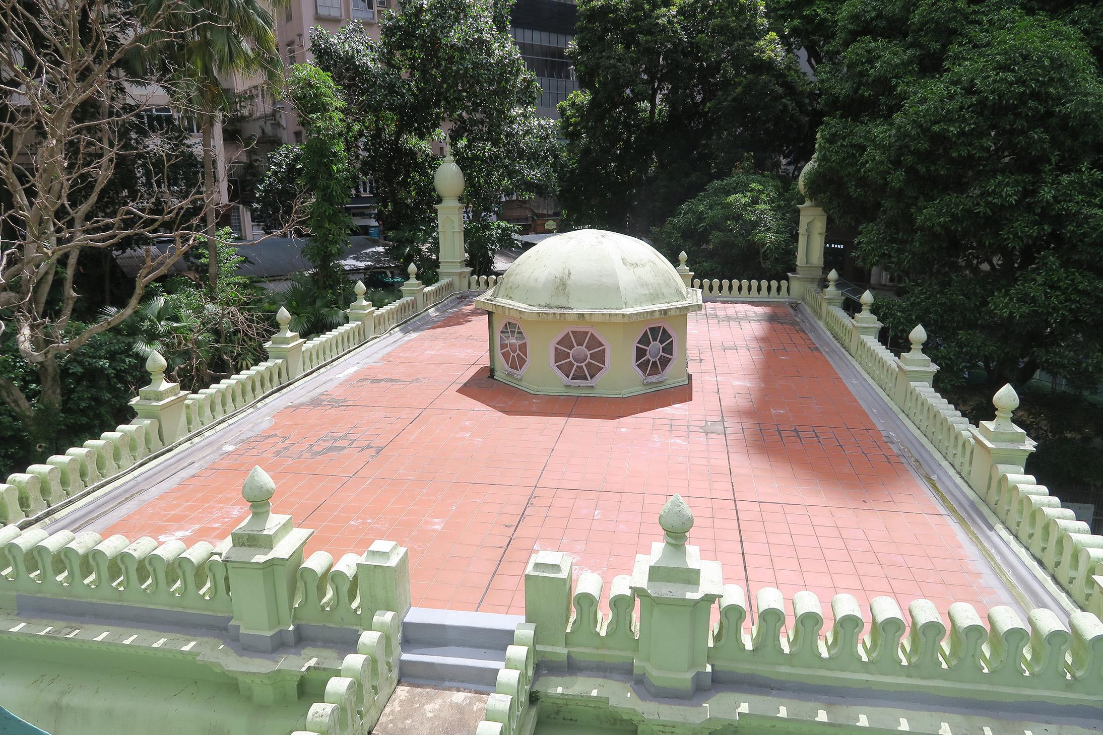 The Government today (May 20) gazetted a notice announcing that the Antiquities Authority (i.e. the Secretary for Development) has declared Jamia Mosque and Hong Kong City Hall in Central, and Lui Seng Chun in Mong Kok as monuments under the Antiquities and Monuments Ordinance. Photo shows the roof parapets of the prayer hall of Jamia Mosque. They are decorated by rounded merlons with pedestals crowned by finial at intervals.