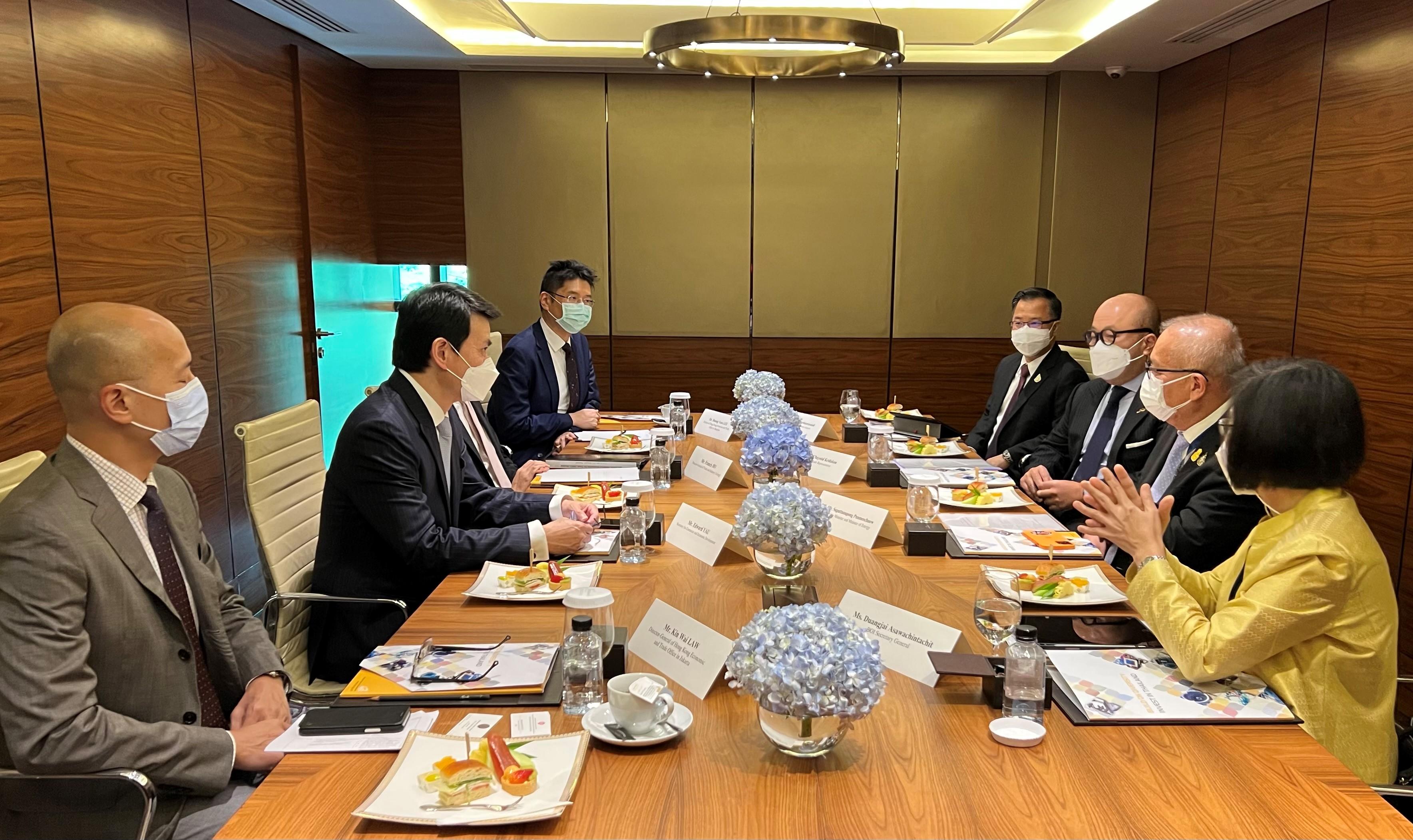 The Secretary for Commerce and Economic Development, Mr Edward Yau, continued to promote Hong Kong's business opportunities on his visit to Bangkok, Thailand, today (May 20). Photo shows Mr Yau (second left) exchanging views with the Deputy Prime Minister and Minister of Energy of Thailand, Mr Supattanapong Punmeechaow (second right), on the economic and trade situation in the region.