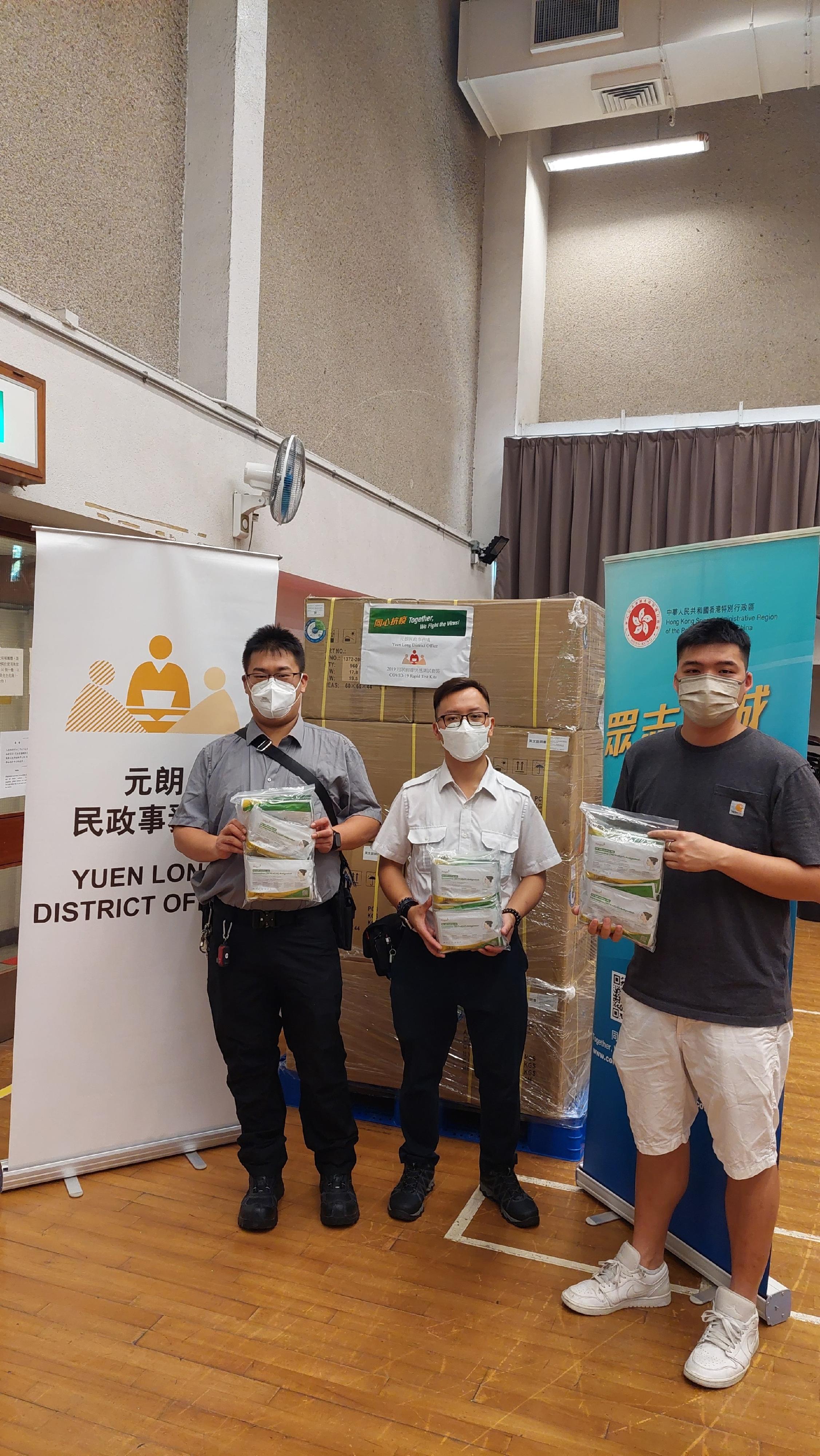 The Yuen Long District Office today (May 20) distributed COVID-19 rapid test kits to households, cleansing workers and property management staff living and working in Parkview Garden for voluntary testing through the property management company.