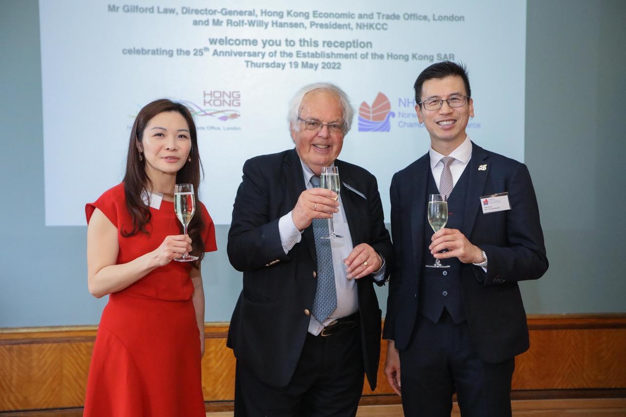 The Hong Kong Economic and Trade Office, London (London ETO) co-organised a reception in Oslo, Norway with Norway-Hong Kong Chamber of Commerce (NHKCC), to celebrate the 25th anniversary of the establishment of the Hong Kong Special Administrative Region on May 19 (Oslo time).  Photo shows the Director of the UK, Nordics and Ireland of the Hong Kong Trade Development Council, Ms Daisy Ip (left), President of NHKCC, Mr Rolf Willy Hansen (centre), and Director-General of the London ETO, Mr Gilford Law (right), officiating at the toasting ceremony.