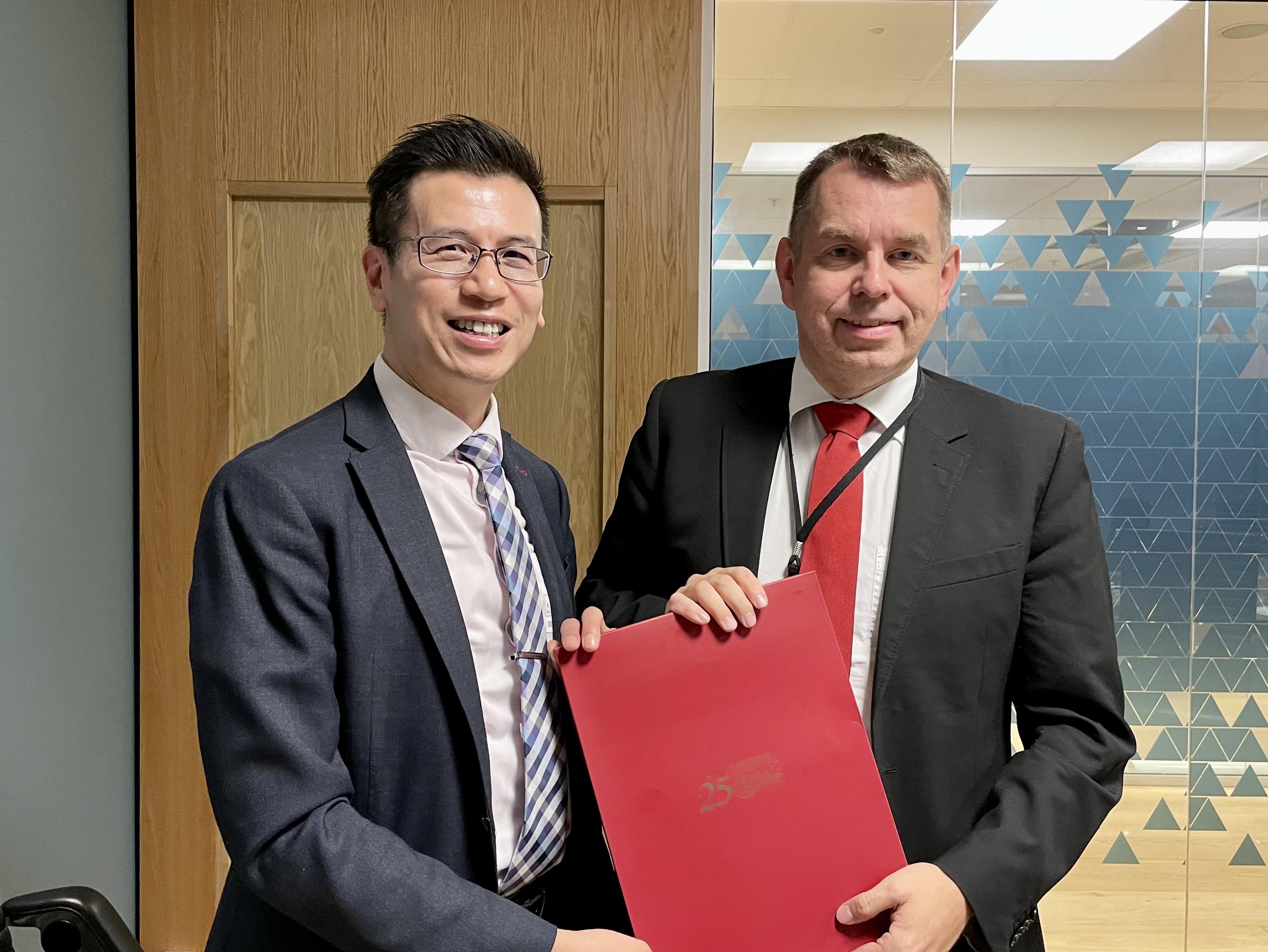 香港驻伦敦经济贸易办事处罗莘桉（左）拜访了挪威贸易、工业及渔业部国务大臣Halvard Ingebrigtsen（右）。