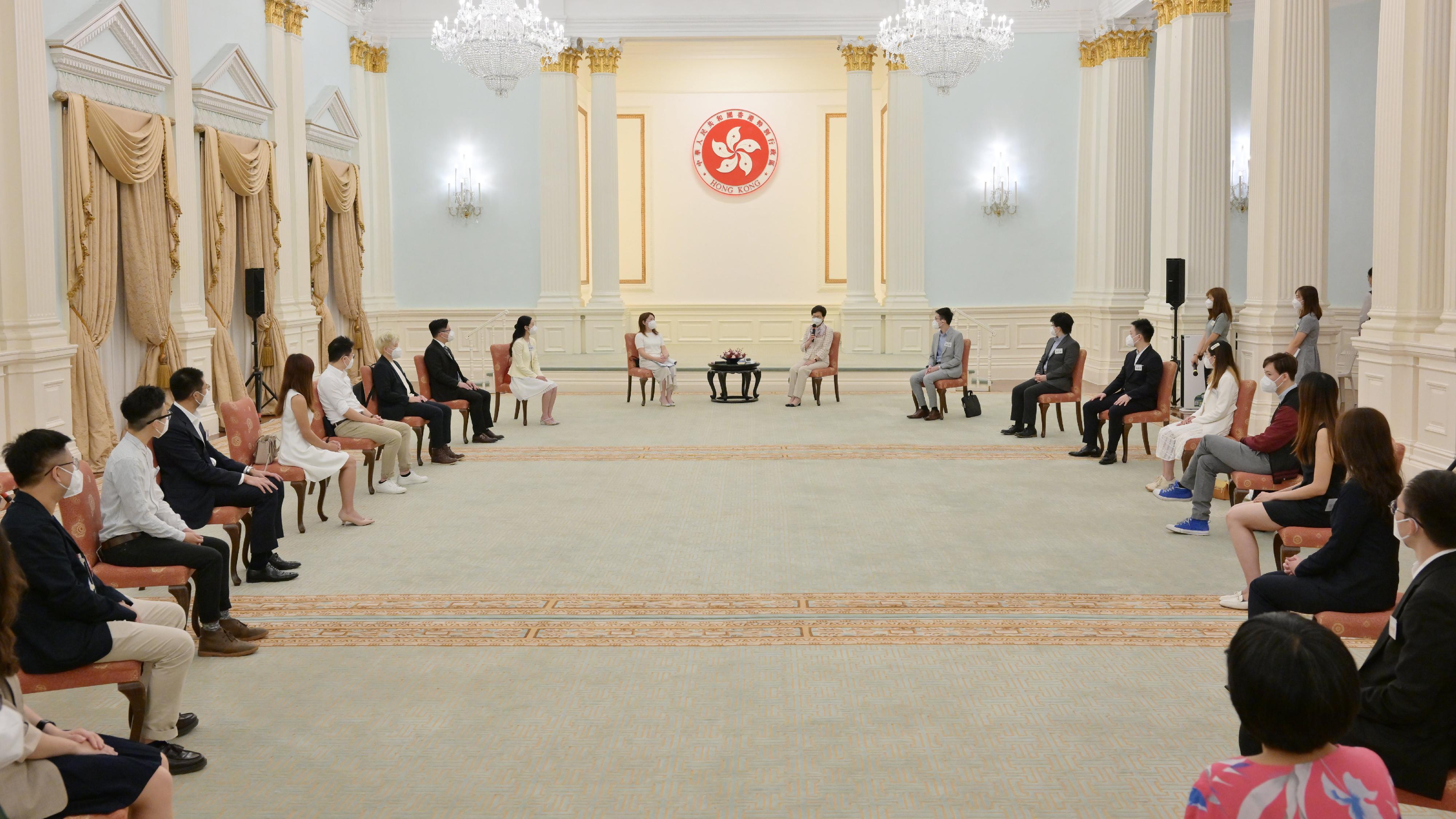 The Chief Executive, Mrs Carrie Lam (tenth right), today (May 21) met with appointees appointed to government advisory committees through the Member Self-recommendation Scheme for Youth to exchange views with them at Government House.