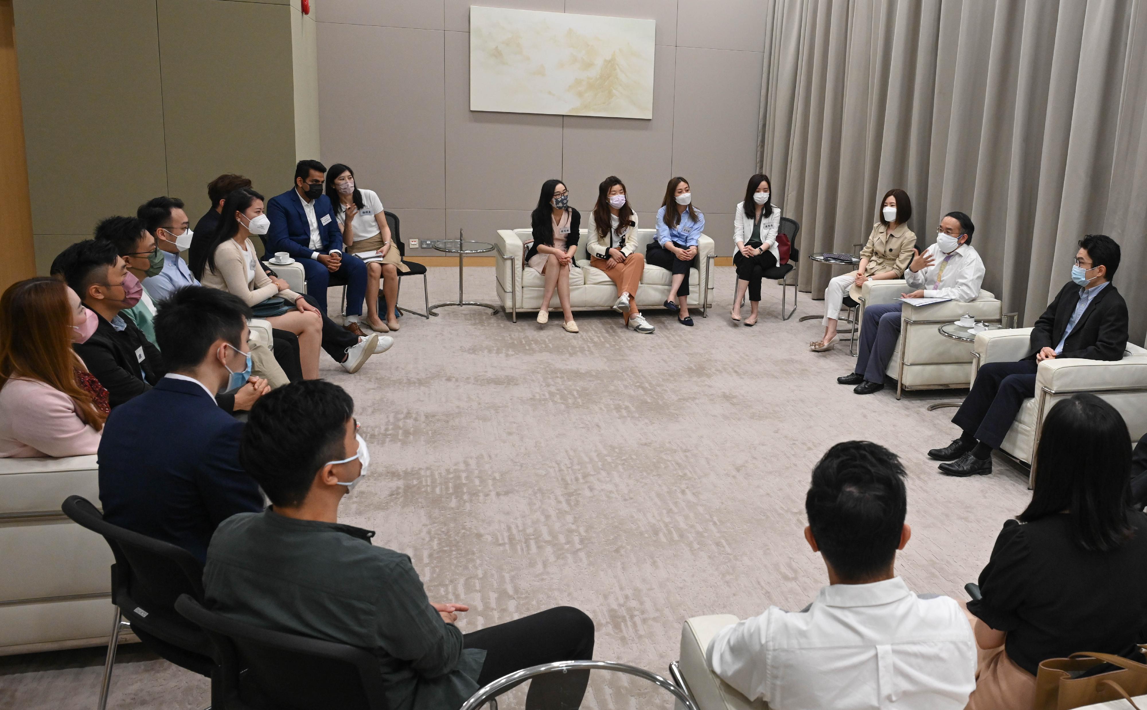 The Secretary for Financial Services and the Treasury, Mr Christopher Hui (back row, second right), and the Under Secretary for Financial Services and the Treasury, Mr Joseph Chan (back row, first right), today (May 21) had a fruitful exchange with young members appointed to government advisory committees through the Member Self-recommendation Scheme for Youth at the Central Government Offices.
