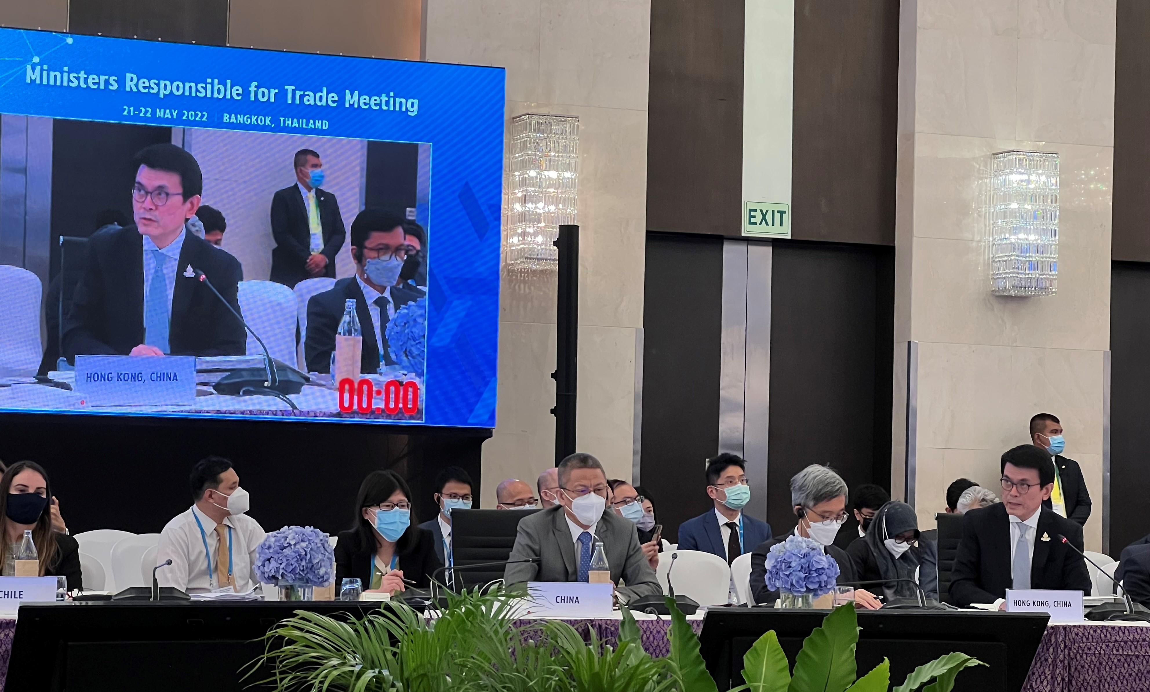 商務及經濟發展局局長邱騰華（右一）今日（五月二十一日）出席在泰國曼谷舉行的亞太區經濟合作組織貿易部長會議，在主題為「支持多邊貿易制度」的討論環節發言。
