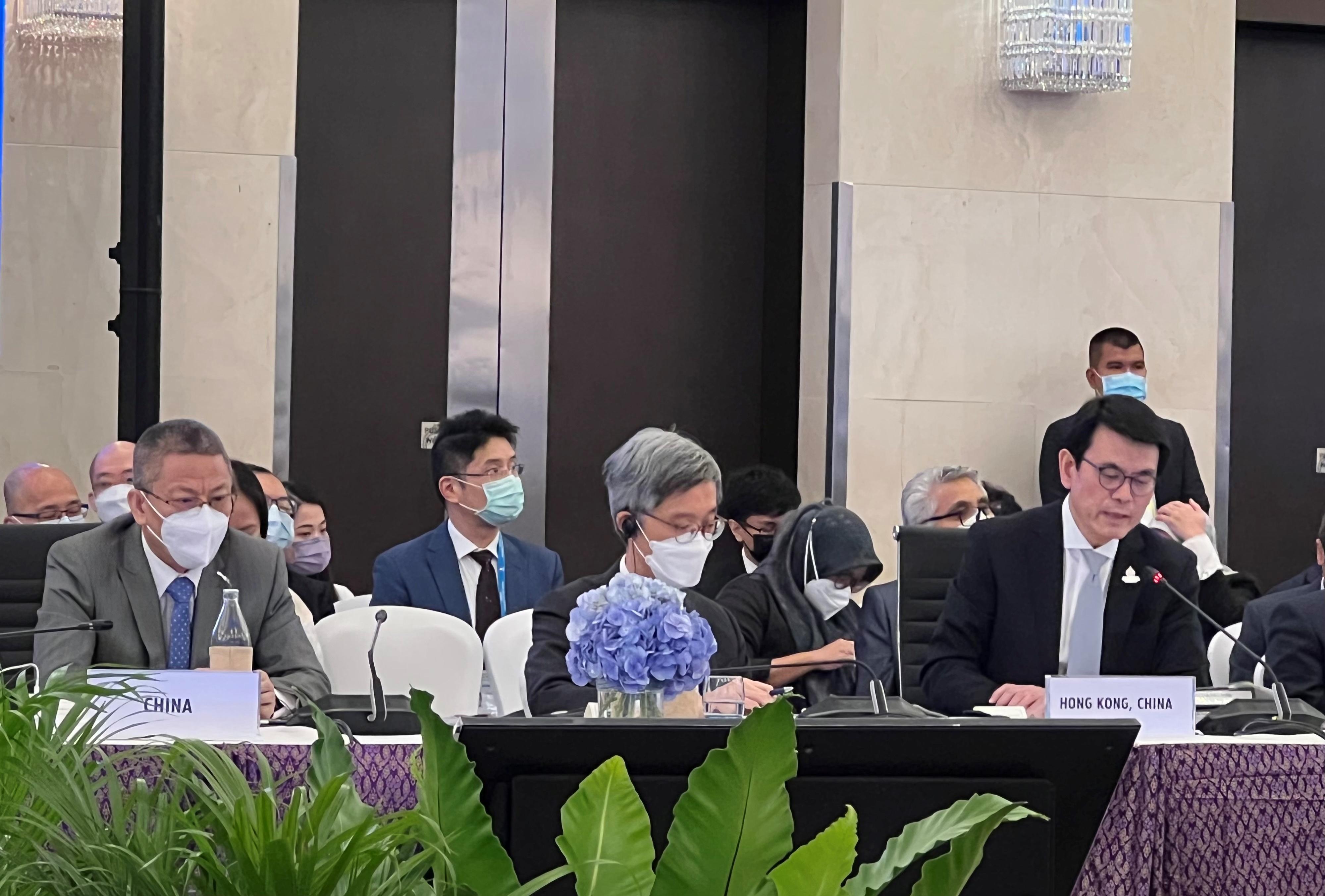 商務及經濟發展局局長邱騰華（右一）今日（五月二十一日）出席在泰國曼谷舉行的亞太區經濟合作組織貿易部長會議，在主題為「支持多邊貿易制度」的討論環節發言。