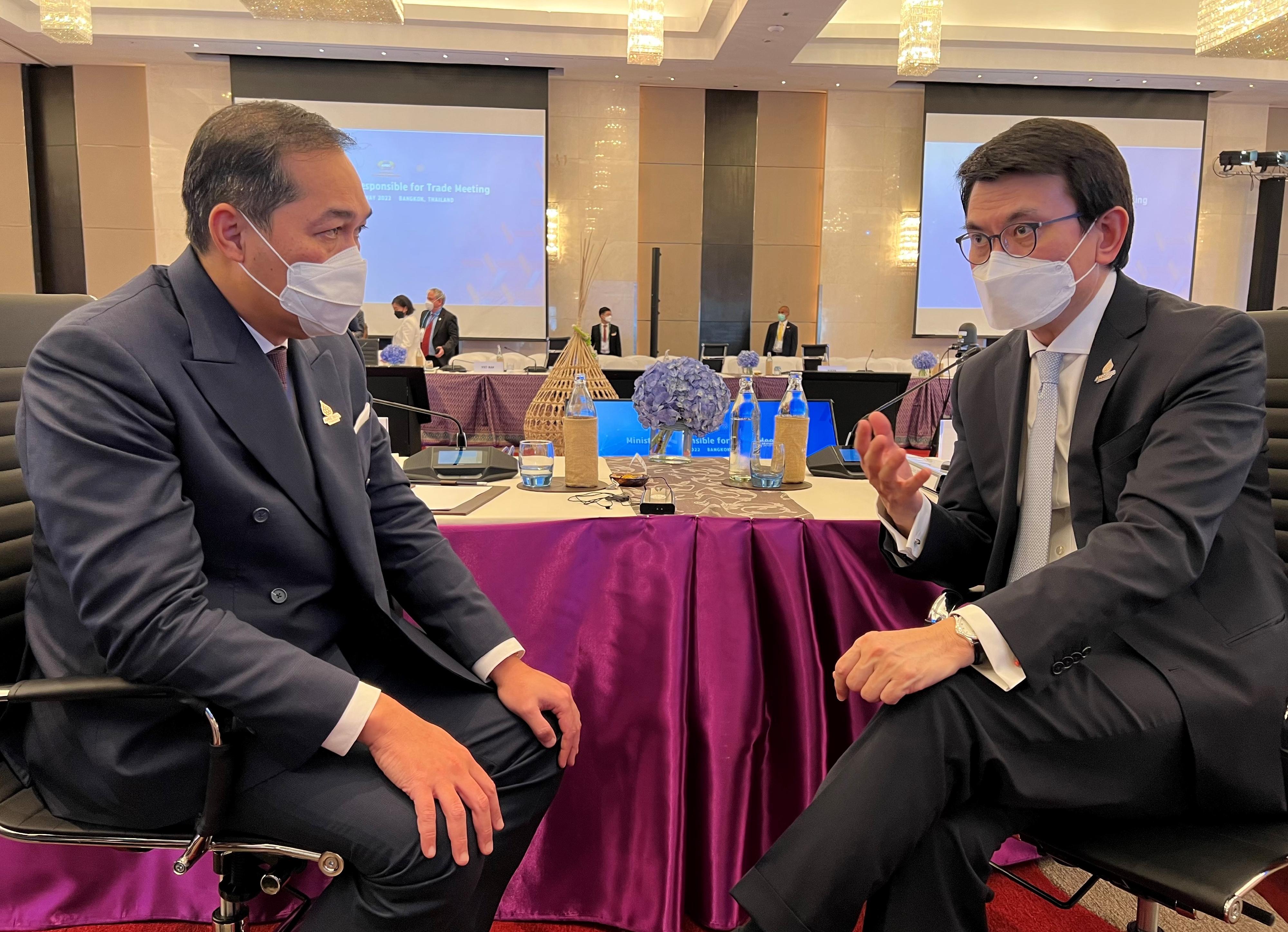 商務及經濟發展局局長邱騰華（右）今日（五月二十一日）在泰國曼谷出席亞太區經濟合作組織貿易部長會議期間，與印尼貿易部部長H.E. Muhammad Lutfi會面，就雙方關注的議題交流意見。