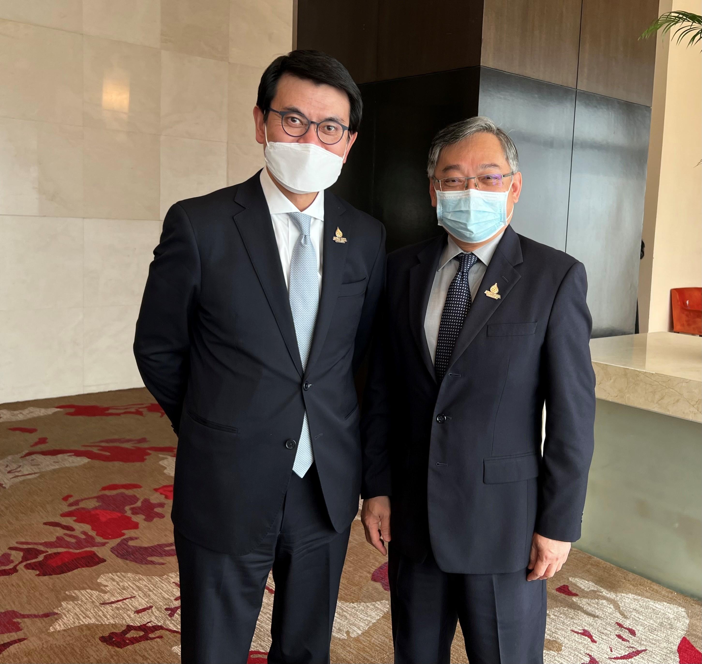 The Secretary for Commerce and Economic Development, Mr Edward Yau (left), met with the Minister for Trade and Industry of Singapore, Mr Gan Kim Yong, on the sidelines of the Asia-Pacific Economic Cooperation Ministers Responsible for Trade Meeting in Bangkok, Thailand, today (May 21).
