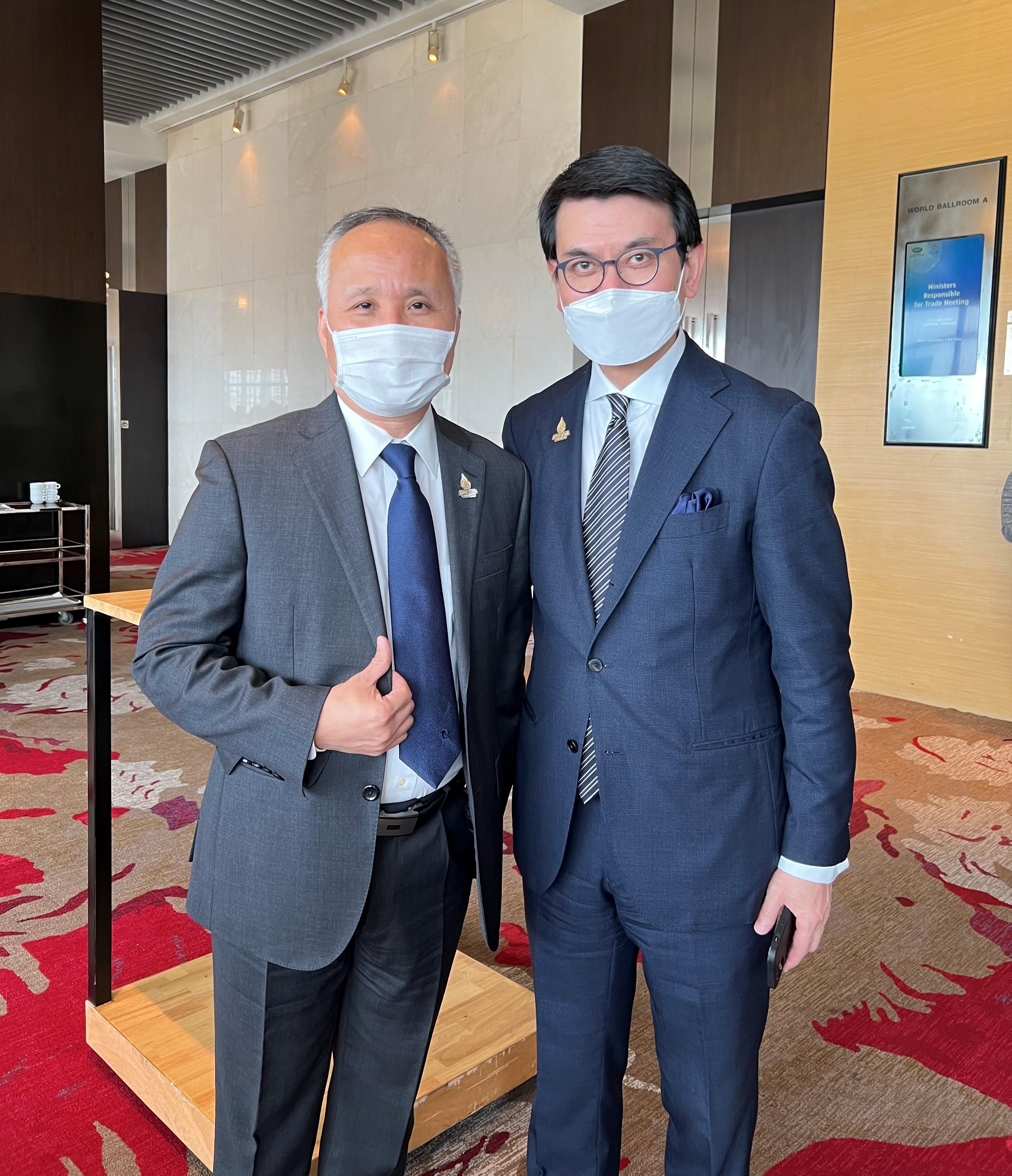 The Secretary for Commerce and Economic Development, Mr Edward Yau (right), met with the Deputy Minister of Industry and Trade of Vietnam, Mr Tran Quoc Khanh (left), on the sidelines of the Asia-Pacific Economic Cooperation Ministers Responsible for Trade Meeting in Bangkok, Thailand, today (May 22).