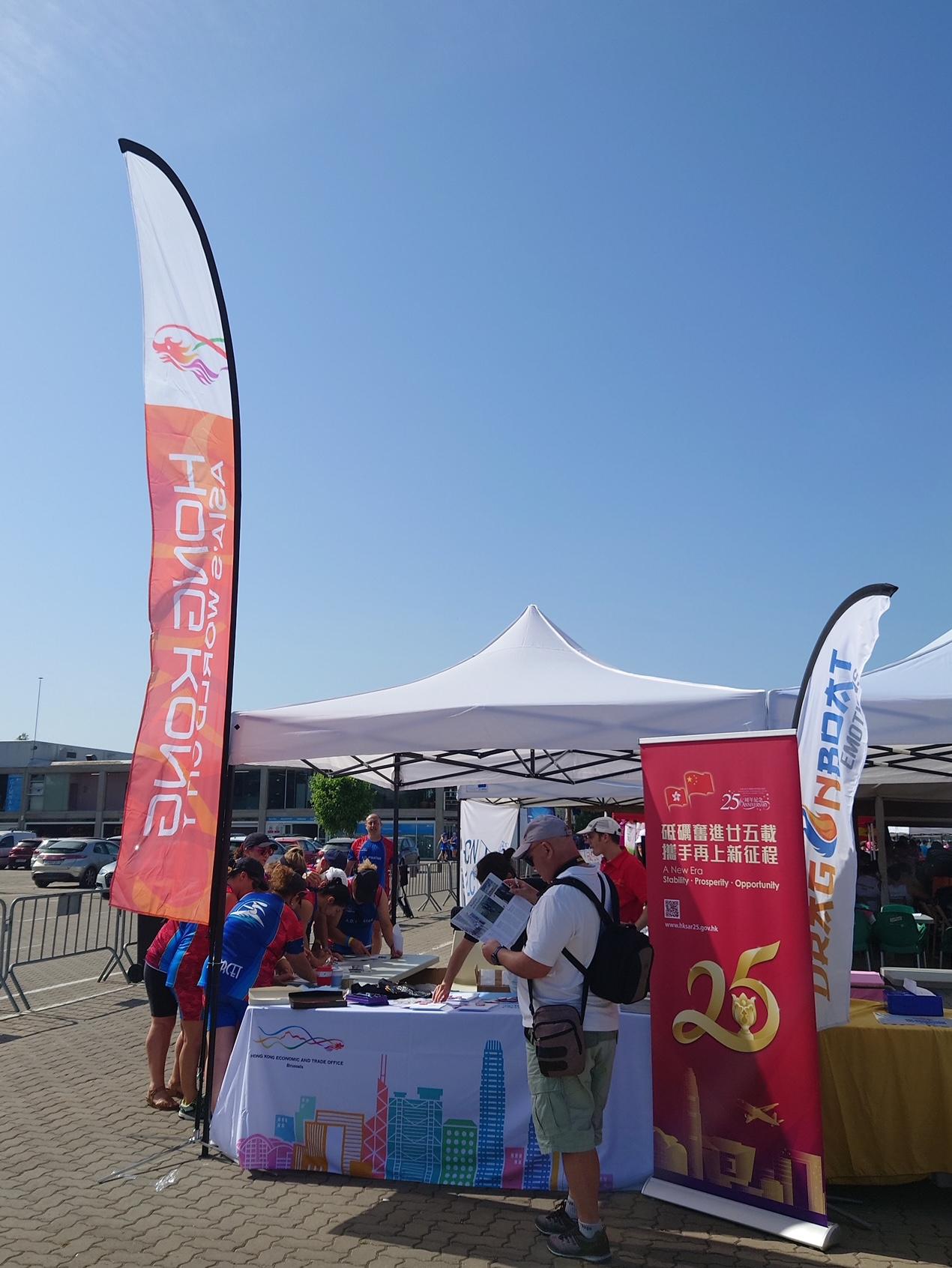 The 3rd Barcelona Hong Kong International Dragon Boat Festival (the Festival) was held on May 21-22(Barcelona Time) in Castelldefels, Barcelona in Spain. Photo shows visitors at the Hong Kong booth at the Barcelona Hong Kong International Dragon Boat Festival. 