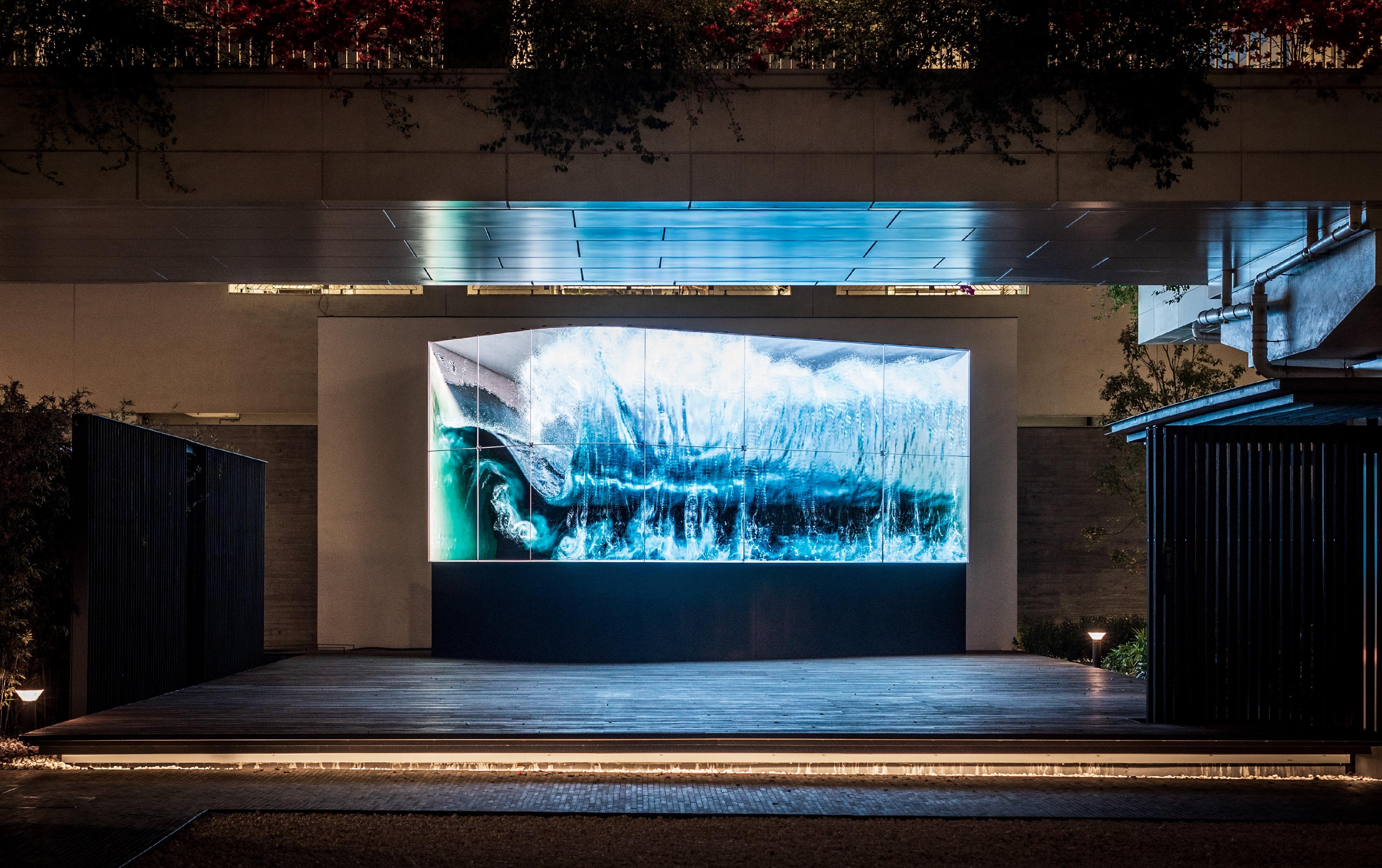 The new extension of the Oil Street Art Space will be open to the public tomorrow (May 24). Photo shows Korean art group d'strict's three-dimensional digital art work "Wave", which brings refreshing ocean waves straight into a forest of skyscrapers, in the "d'strict Remix" exhibition.