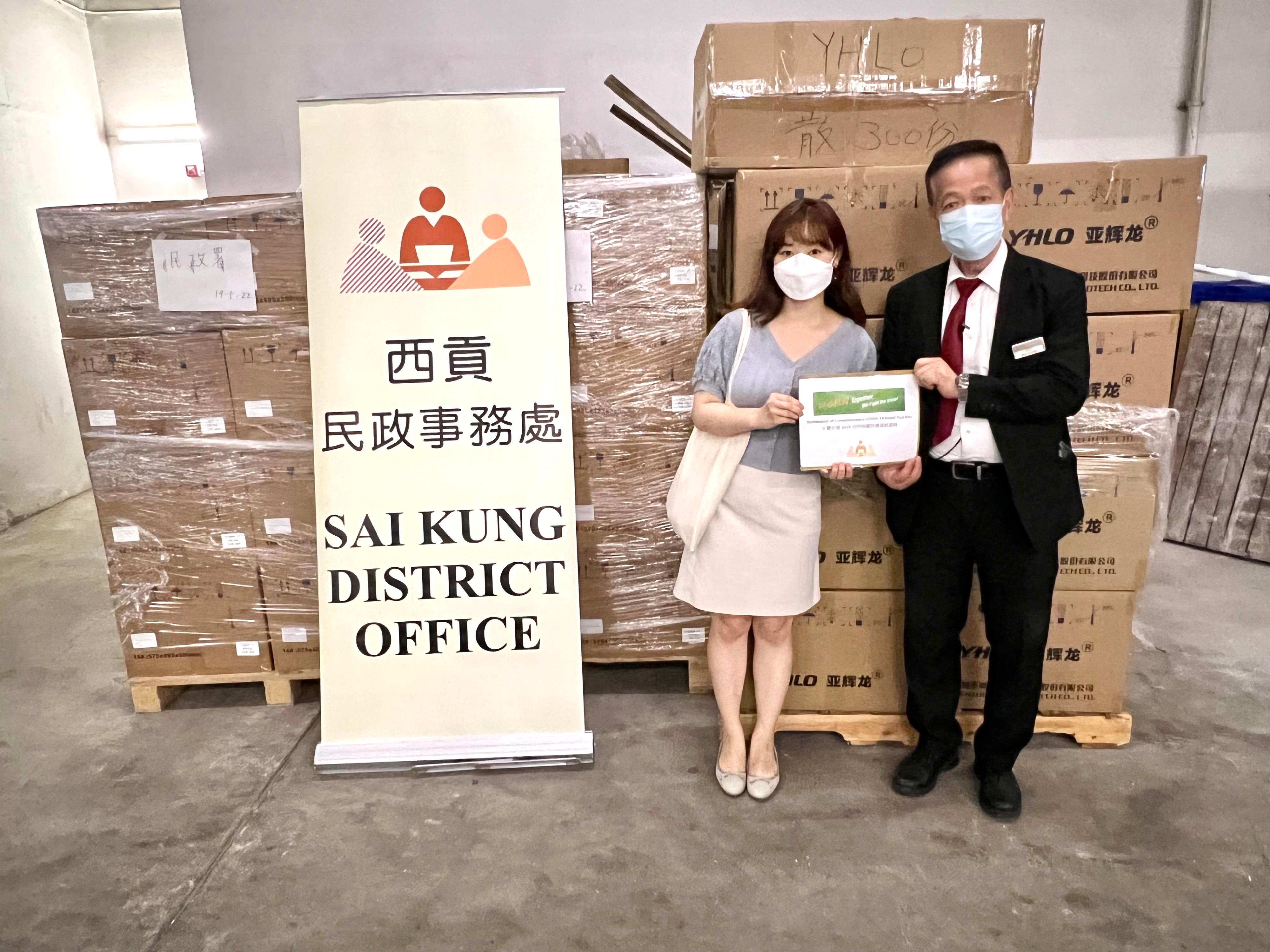 The Sai Kung District Office today (May 23) distributed COVID-19 rapid test kits to households, cleansing workers and property management staff living and working in Residence Oasis for voluntary testing through the property management company.