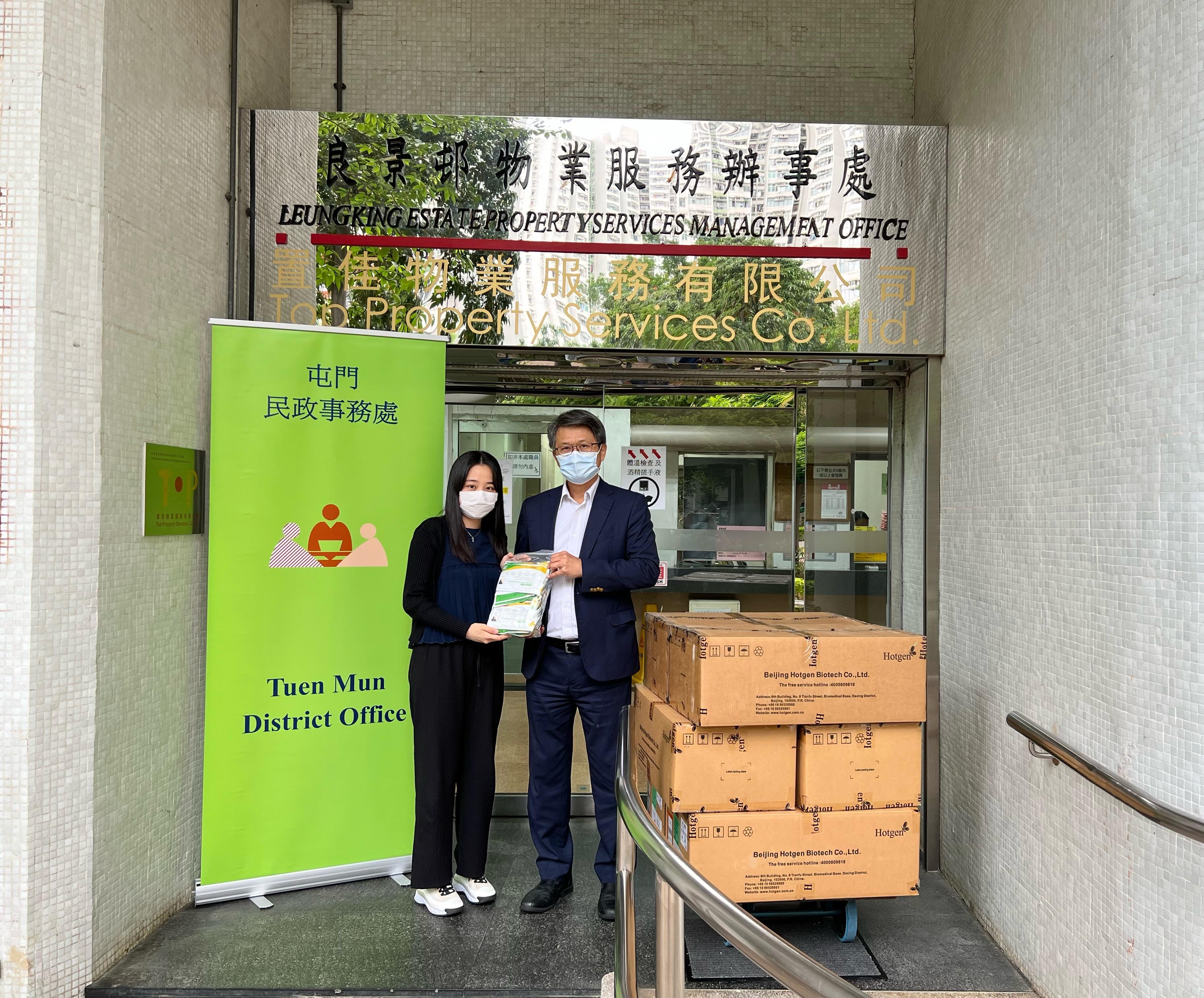 The Tuen Mun District Office today (May 23) distributed COVID-19 rapid test kits to households, cleansing workers and property management staff living and working in Leung King Estate for voluntary testing through the property management company.