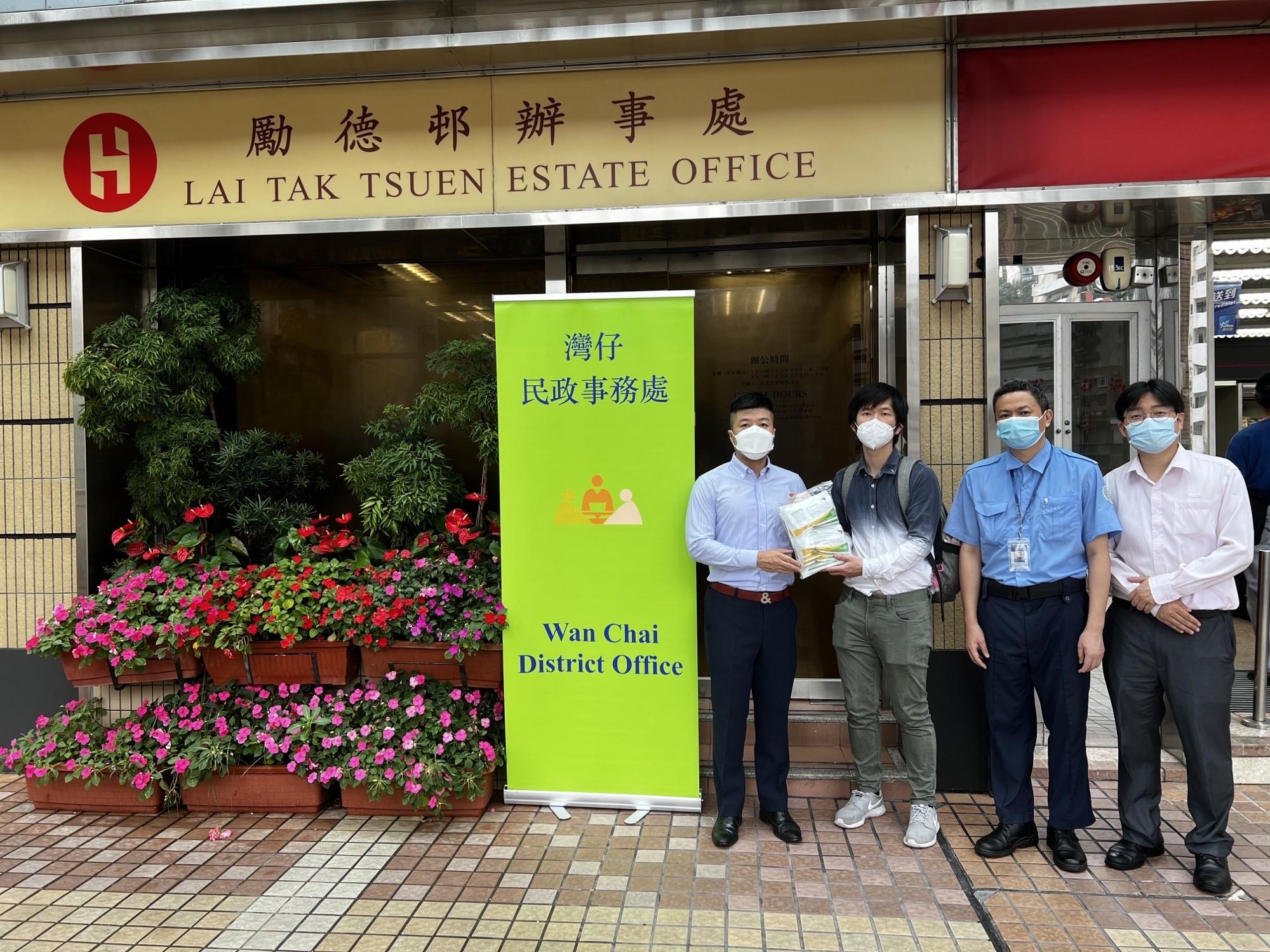 The Wan Chai District Office today (May 24) distributed COVID-19 rapid test kits to households, cleansing workers and property management staff living and working in Lai Tak Tsuen for voluntary testing through the property management company.