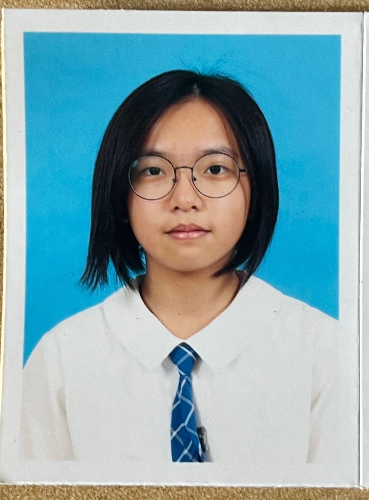 Chau Hau-yau Ellie, aged 15, is about 1.6 metres tall, 42 kilograms in weight and of medium build. She has a long face with yellow complexion and long straight black hair. She was last seen wearing a black dress, white sneakers, a black cap and a pair of dark-coloured glasses. 