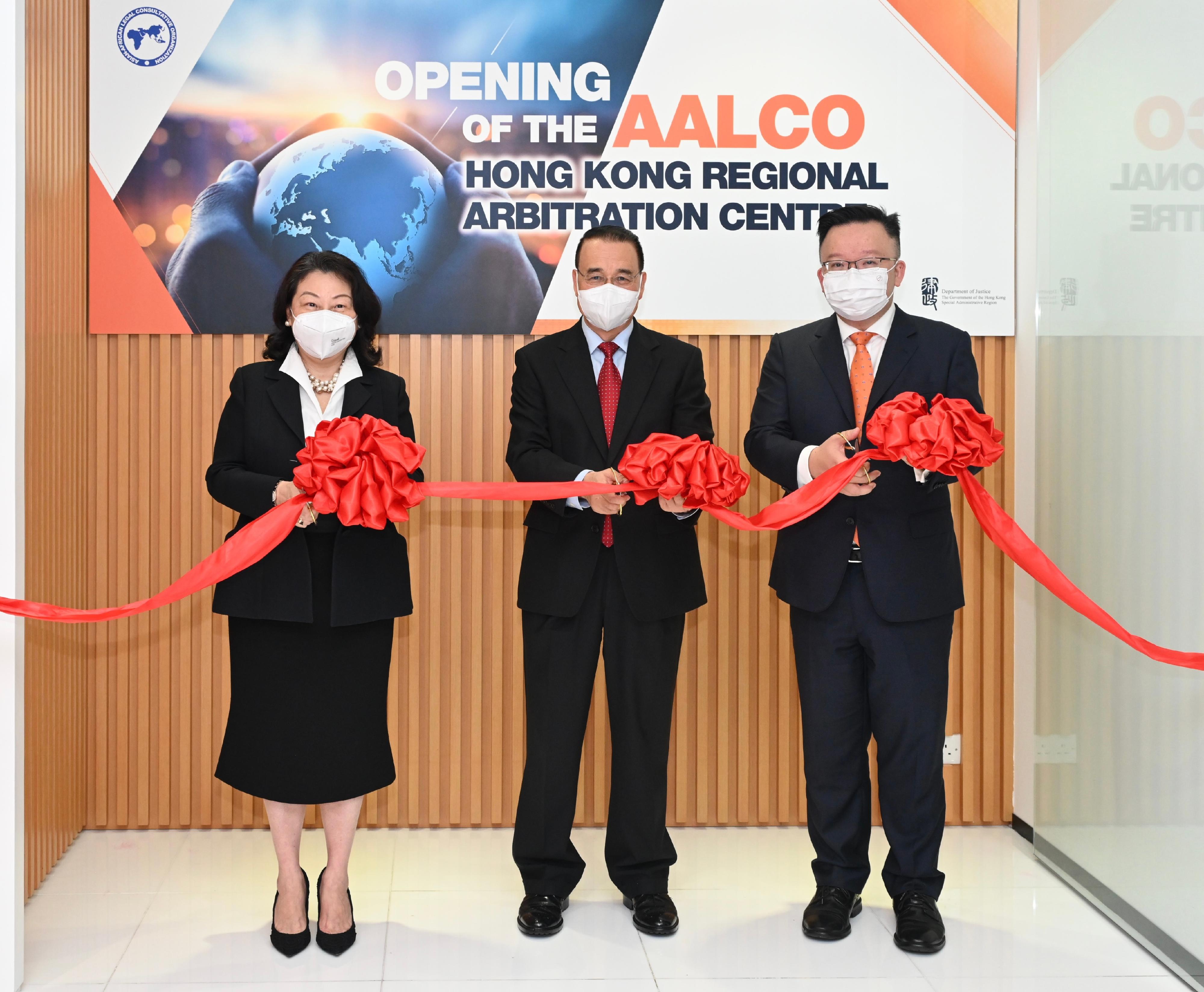The AALCO Hong Kong Regional Arbitration Centre was officially opened today (May 25). Photo shows (from left) the Secretary for Justice, Ms Teresa Cheng, SC; the Commissioner of the Ministry of Foreign Affairs in the Hong Kong Special Administrative Region, Mr Liu Guangyuan; and the Director of the AALCO Hong Kong Regional Arbitration Centre, Mr Nick Chan, cutting ribbons at the opening ceremony.