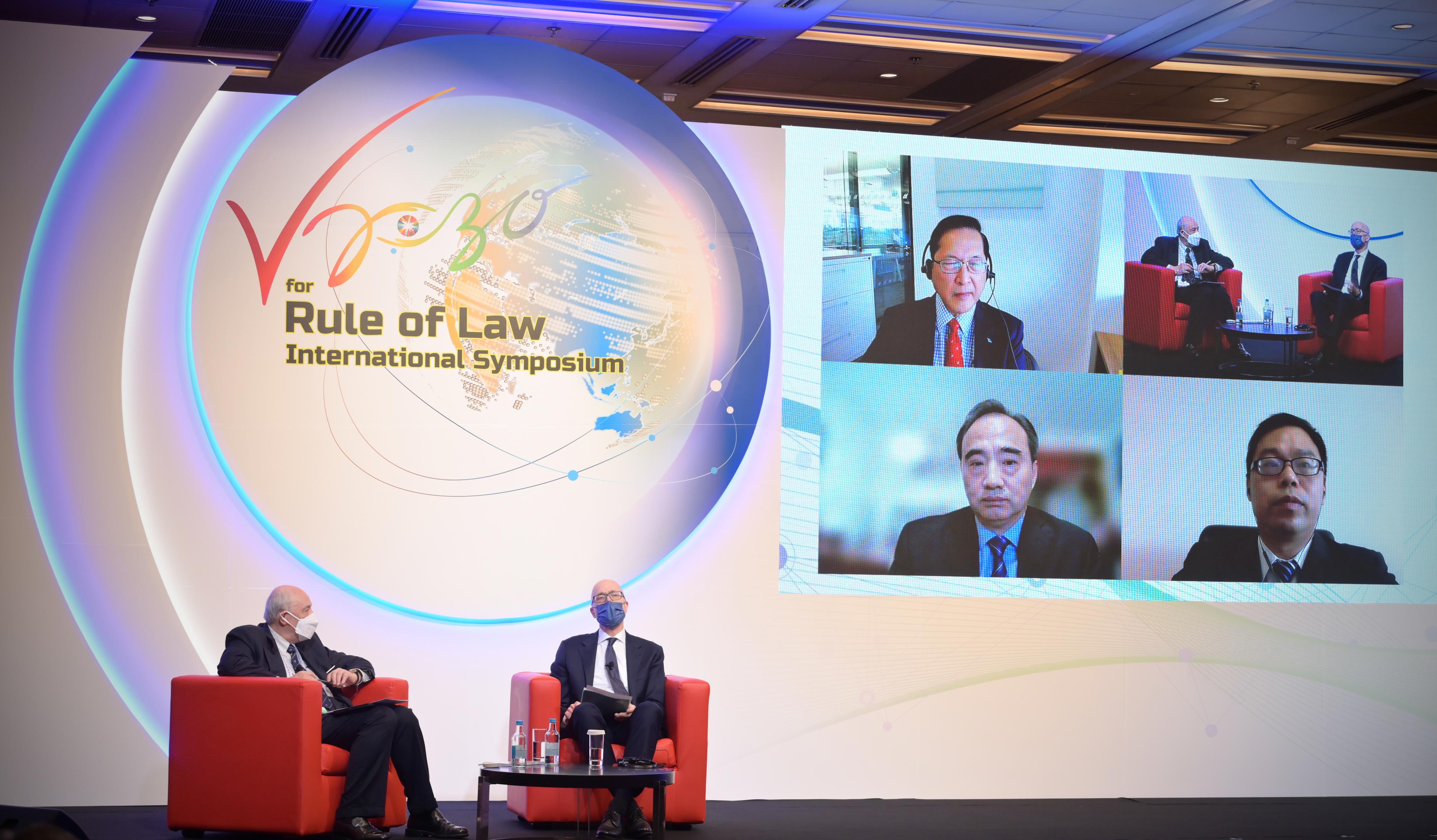 由律政司、亞洲和平與和解委員會及亞洲國際法律研究院合辦的願景2030聚焦法治國際論壇今日（五月二十六日）以線上線下混合模式舉行。圖示不同領域的知名講者出席專題研討環節（一）：從國際法看法治。