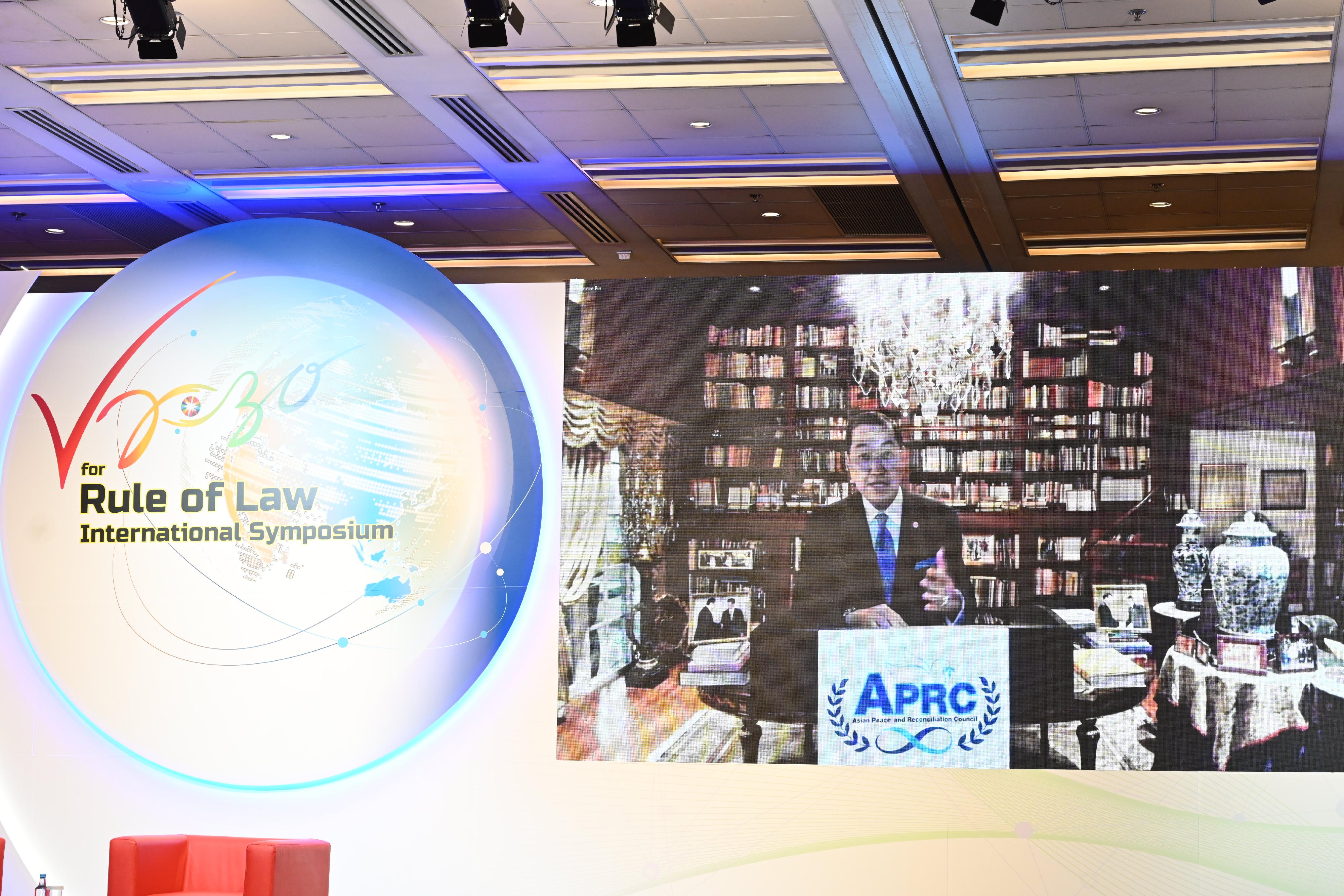 由律政司、亞洲和平與和解委員會及亞洲國際法律研究院合辦的願景2030聚焦法治國際論壇今日（五月二十六日）以線上線下混合模式舉行。圖示泰國前副總理素拉杰教授在論壇發表主旨演講。
