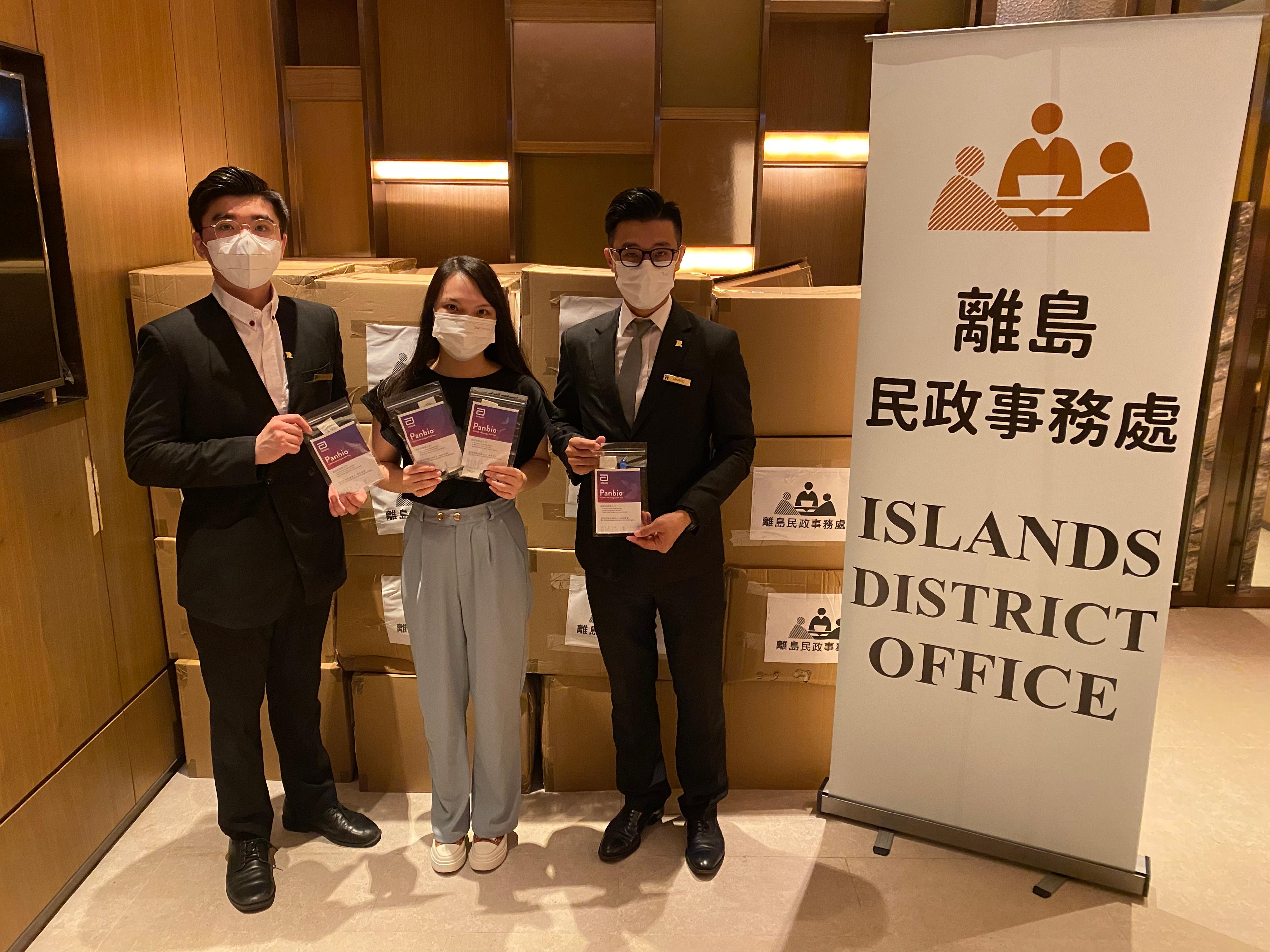 The Islands District Office today (May 26) distributed COVID-19 rapid test kits to households, cleansing workers and property management staff living and working in Century Link for voluntary testing through the property management company.