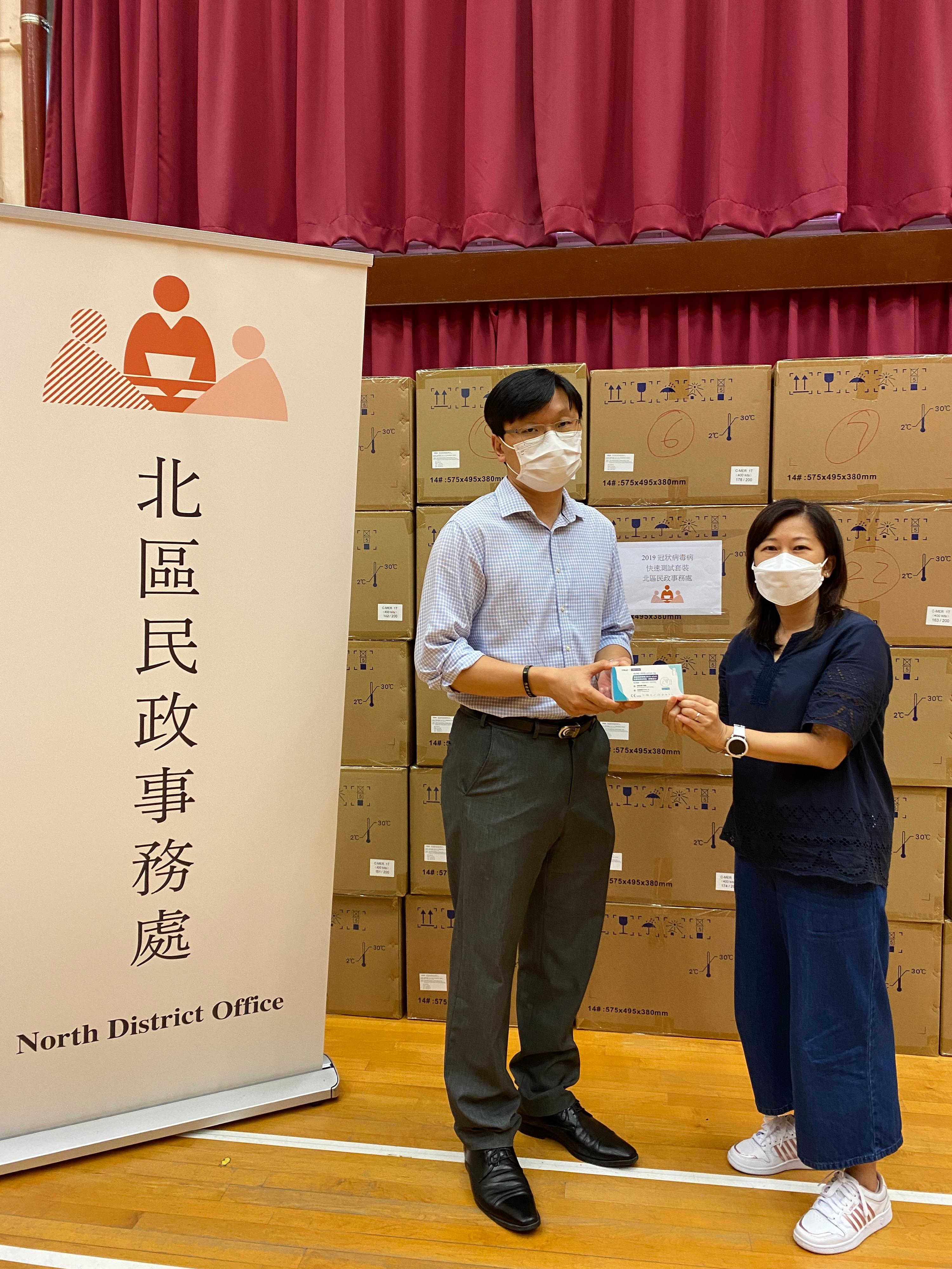 The North District Office today (May 27) distributed COVID-19 rapid test kits to households, cleansing workers and property management staff living and working in Ka Shing Court for voluntary testing through the property management company.