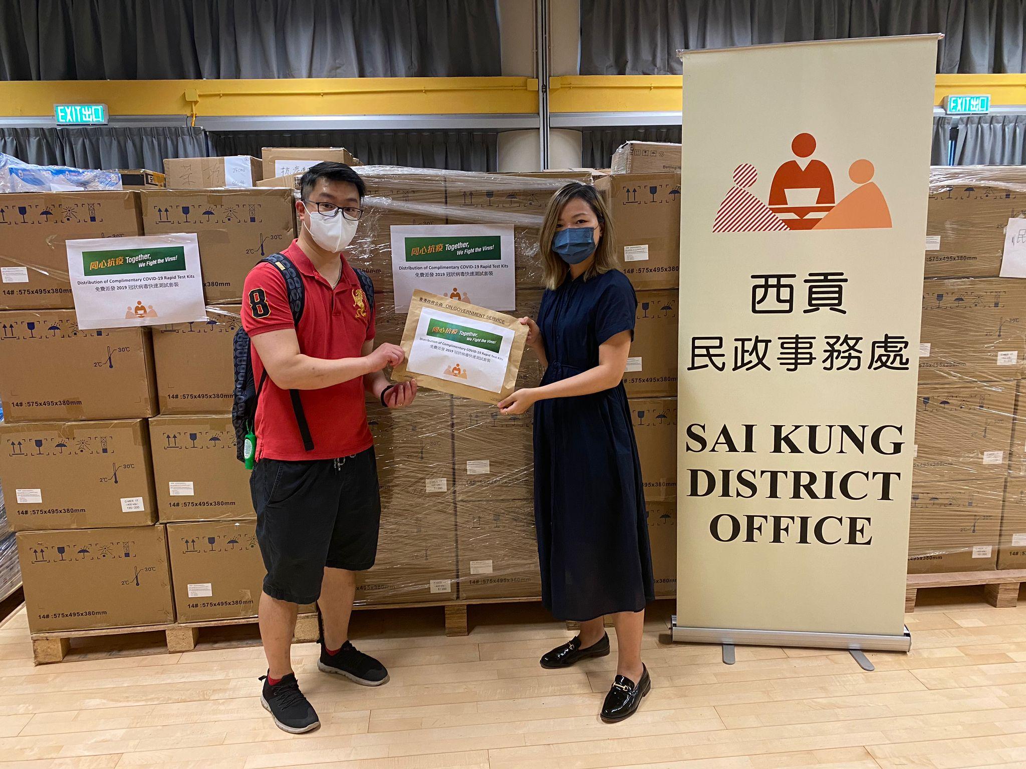 The Sai Kung District Office today (May 28) distributed COVID-19 rapid test kits to households, cleansing workers and property management staff living and working in The Capitol  for voluntary testing through the property management company.