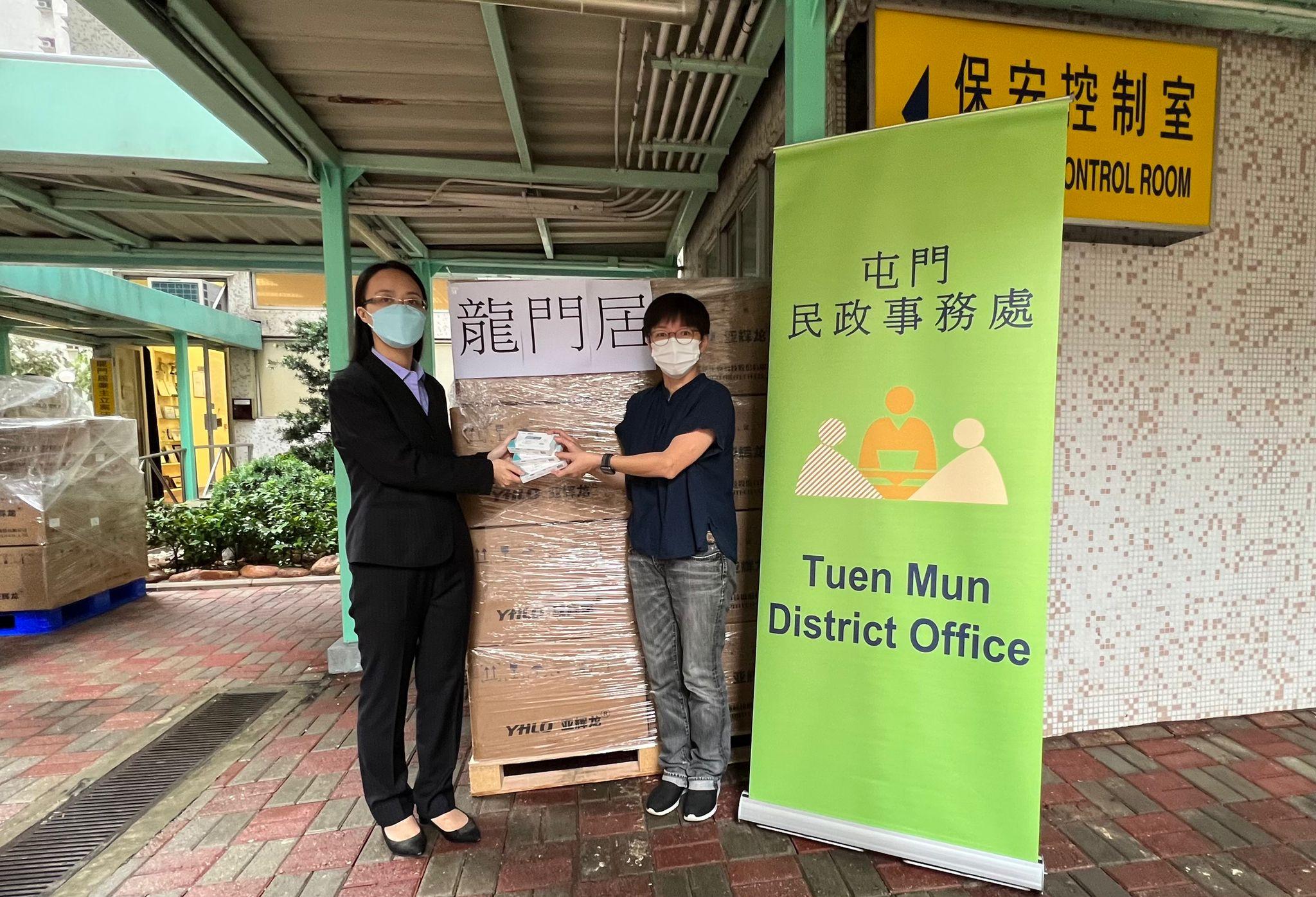 The Tuen Mun District Office today (May 28) distributed COVID-19 rapid test kits to households, cleansing workers and property management staff living and working in Lung Mun Oasis for voluntary testing through the property management company.