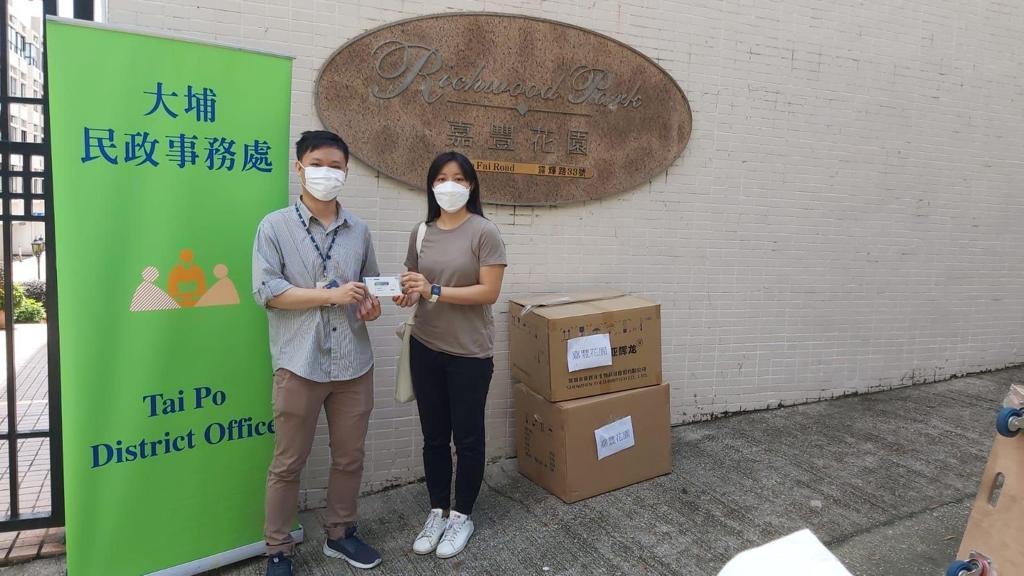 The Tai Po District Office today (May 28) distributed COVID-19 rapid test kits to households, cleansing workers and property management staff living and working in Richwood Park for voluntary testing through the property management company.