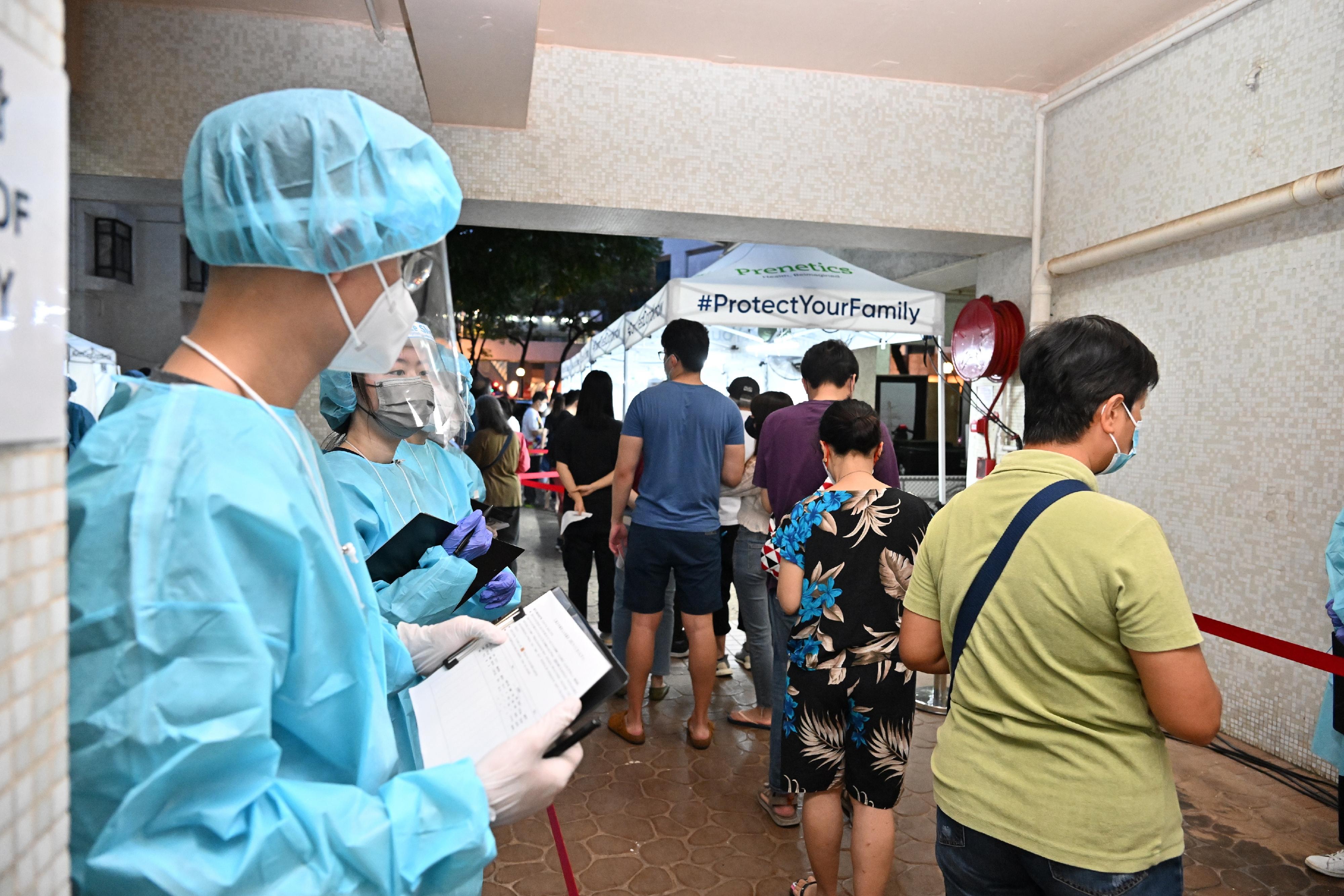 The Registration and Electoral Office (REO) yesterday (May 28) conducted a "restriction-testing declaration" operation in the "restricted area" at Block 34, Heng Fa Chuen, Chai Wan. Photo shows REO staff arranging for persons subject to compulsory testing to undergo testing.