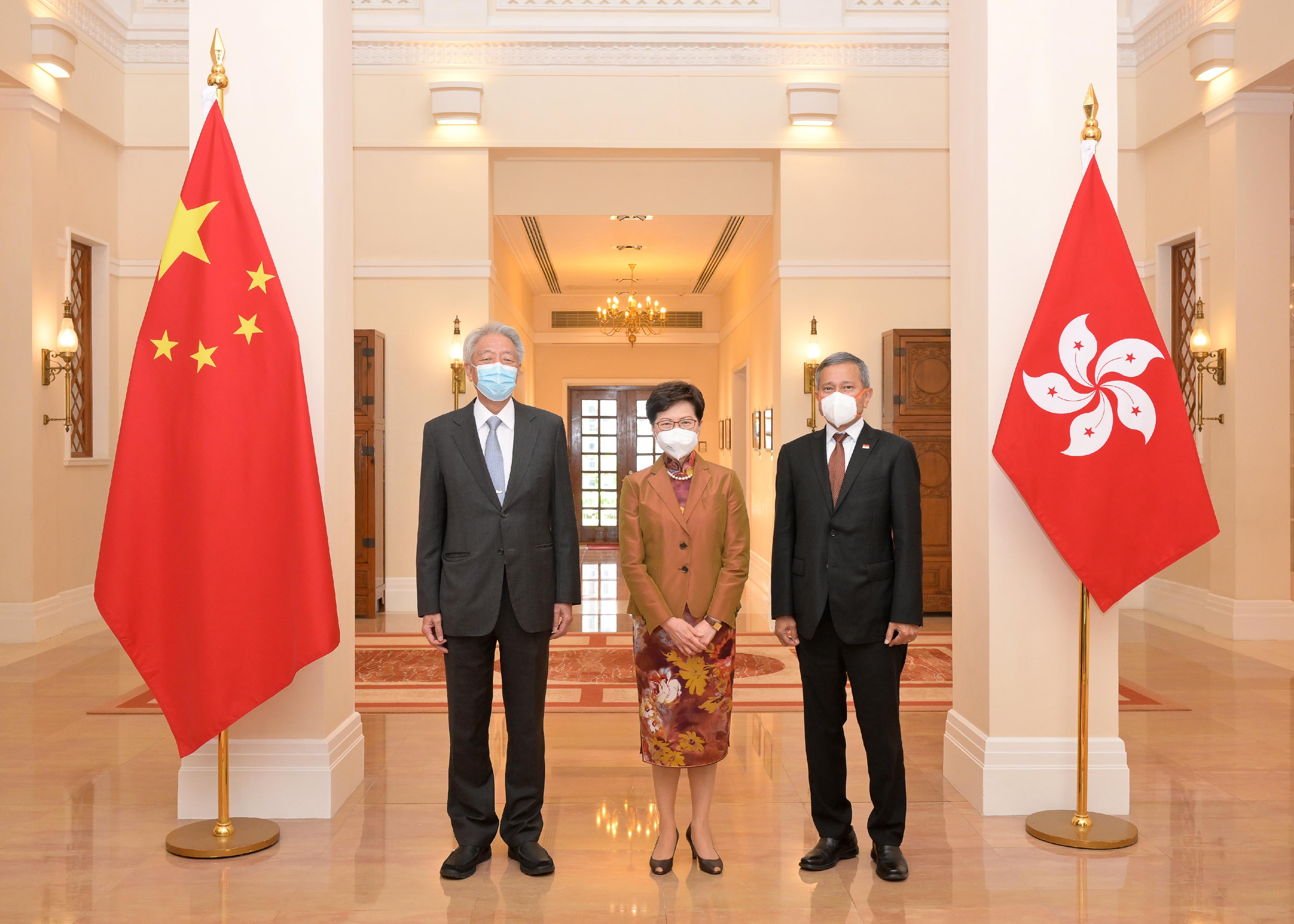 The Chief Executive, Mrs Carrie Lam (centre), met with the Senior Minister and Coordinating Minister for National Security of Singapore, Mr Teo Chee Hean (left), and the Minister for Foreign Affairs of Singapore, Dr Vivian Balakrishnan (right), at Government House today (May 30).