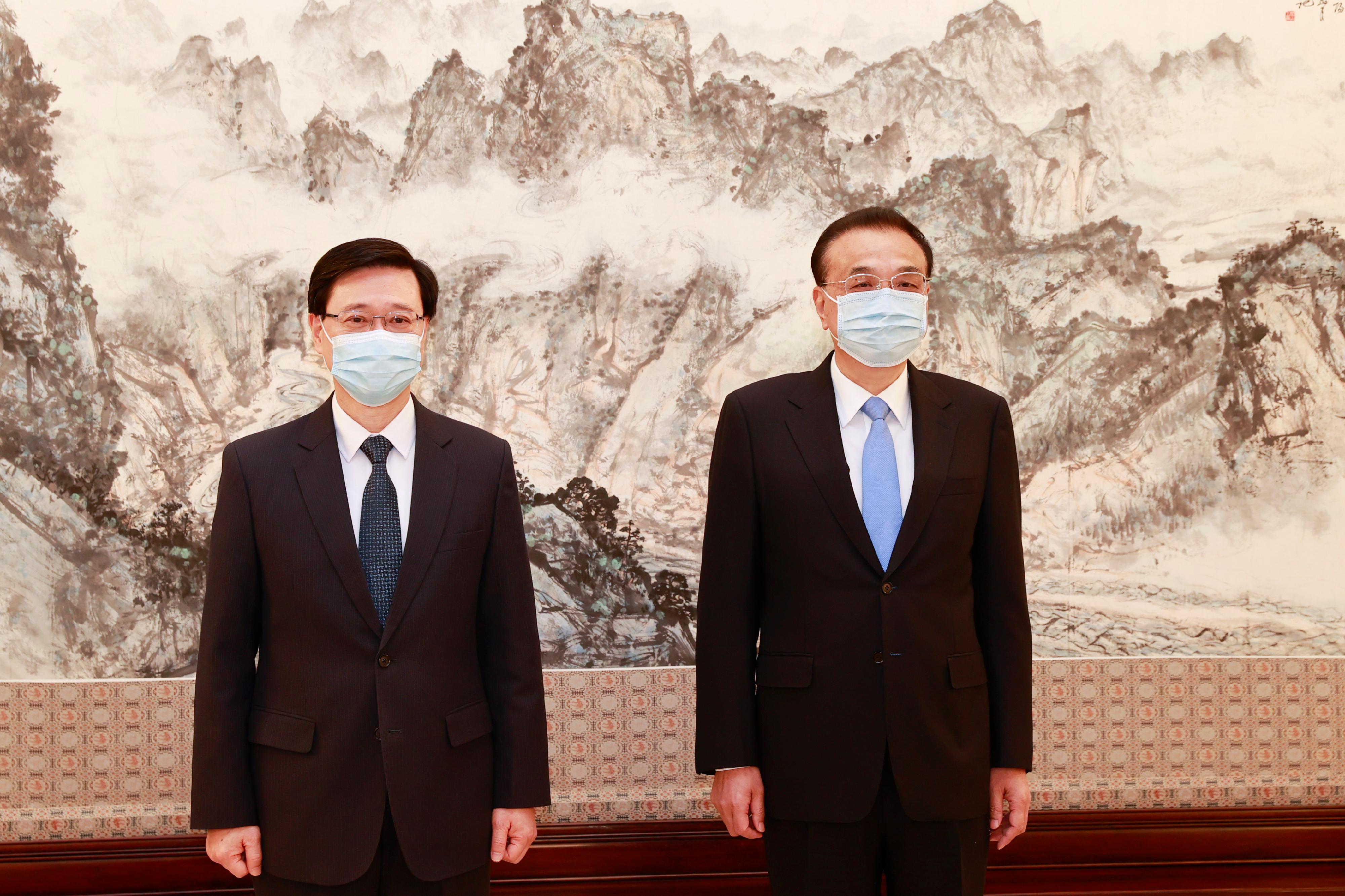 候任行政長官李家超（左）今日（五月三十日）在北京接受國務院總理李克強（右）頒發《國務院令》，任命他為中華人民共和國香港特別行政區第六任行政長官。